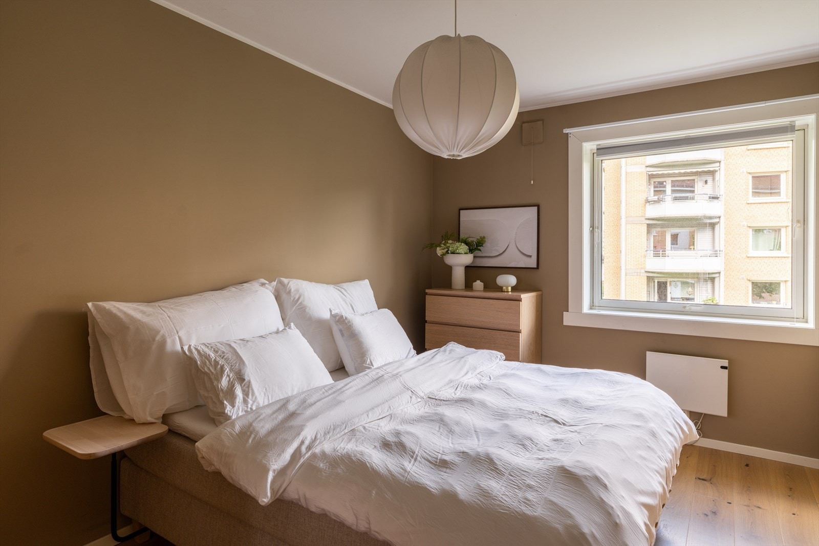 Lekkert hovedsoverom med plass til en stor dobbeltseng med nattbord på sidene. Galleribilde