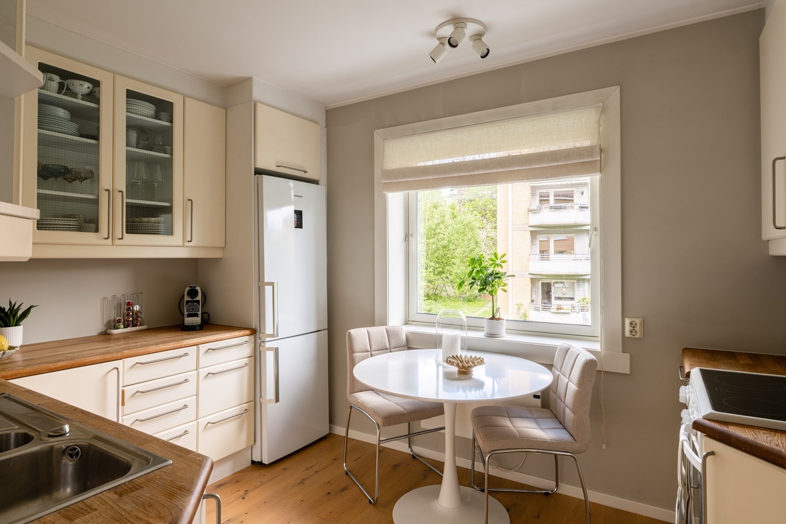 Kjøkkenet ligger i et separat rom og har innredning med lyse fronter og benkeplate i heltre. Galleribilde