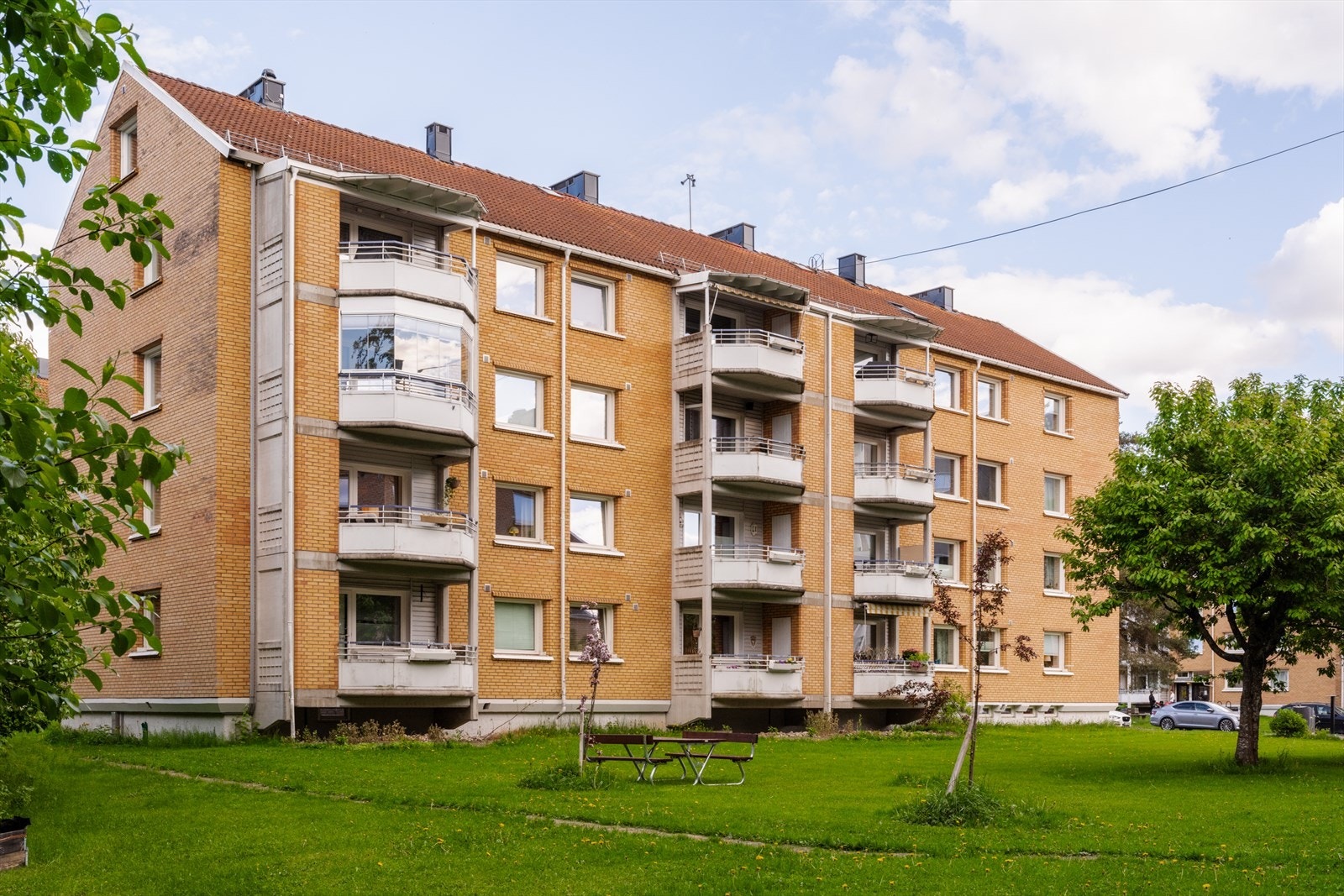 Leiligheten ligger i et veldrevet borettslag med fine grøntområder utenfor. Galleribilde