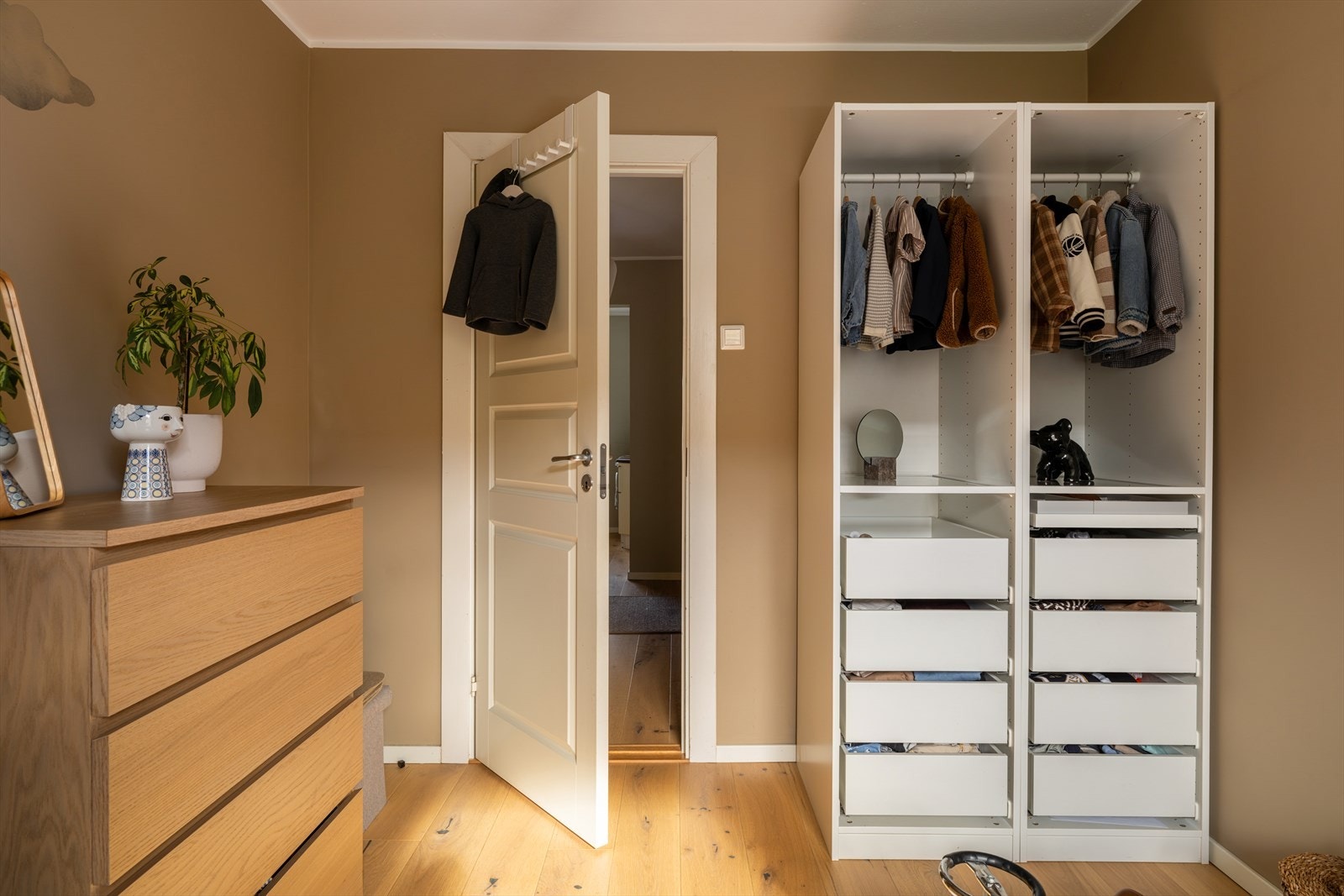 Det er god plass til romslige garderobeskap for oppbevaring. Galleribilde