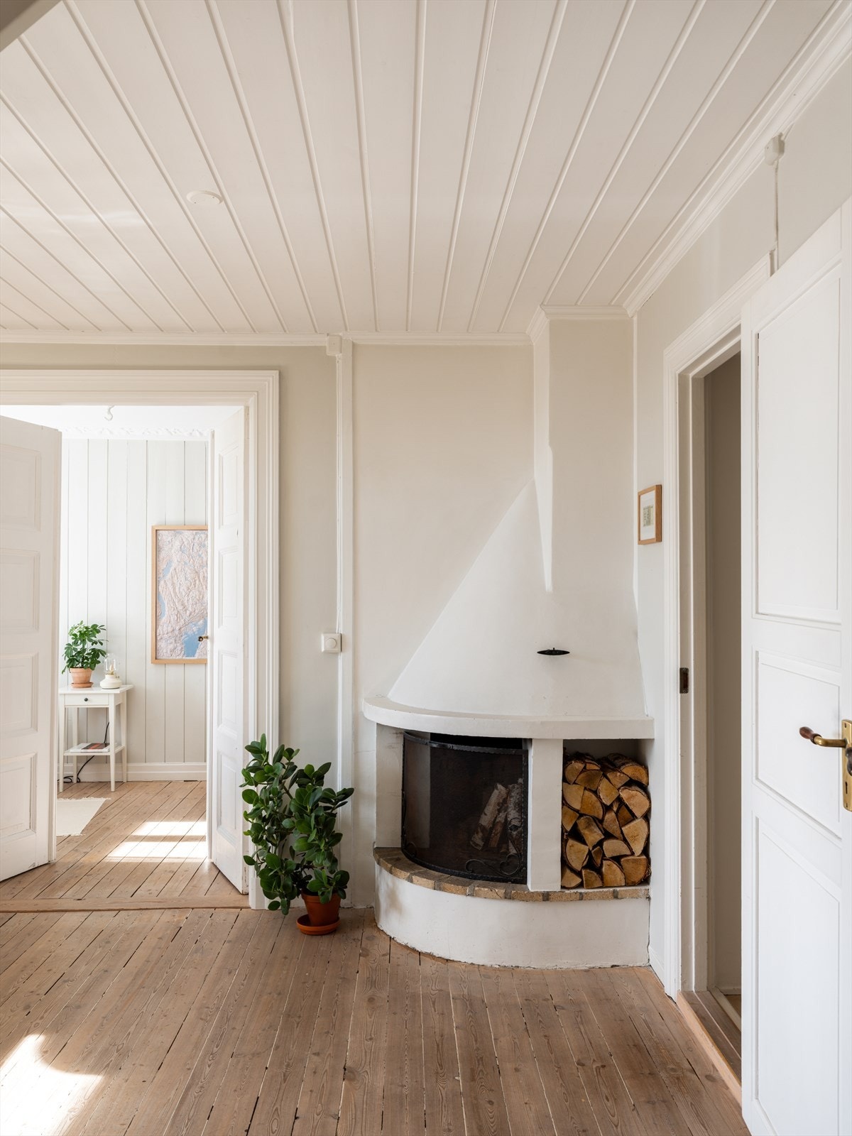 En koselig peis i hjørnet skaper en svært trivelig atmosfære. Galleribilde