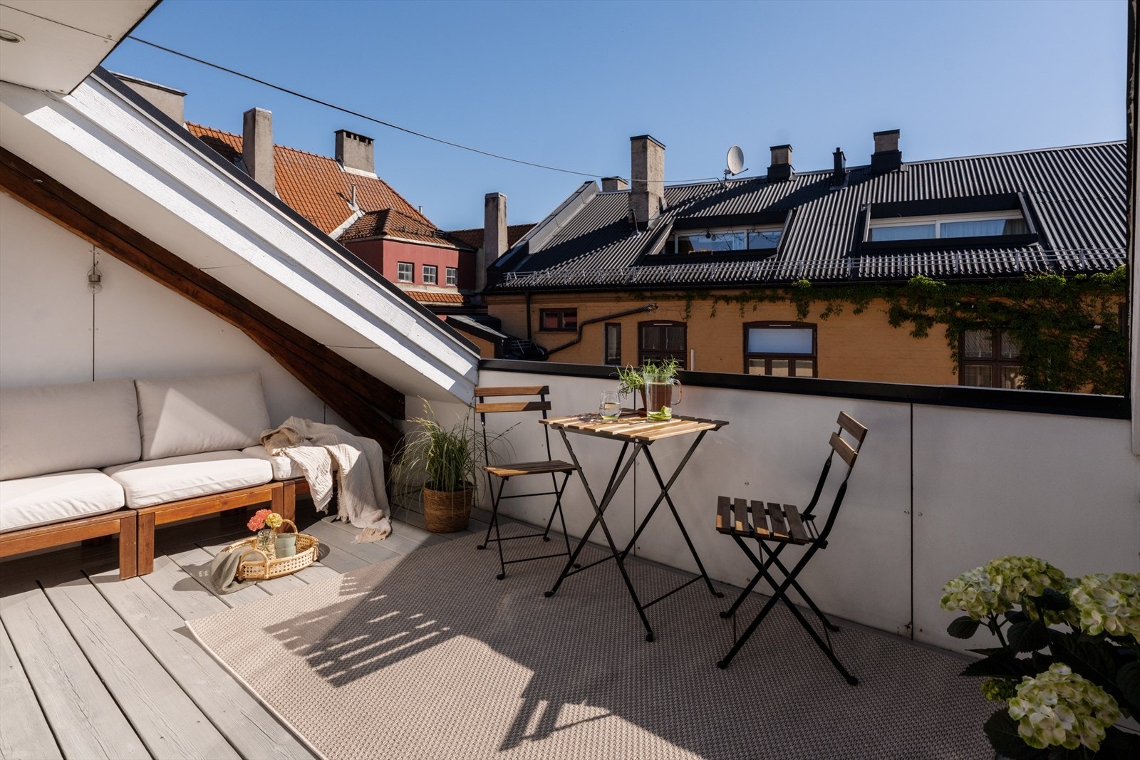 Takterrassen har 10 m² gulvareal og har god plass til sittegrupper, planter og grill. Galleribilde