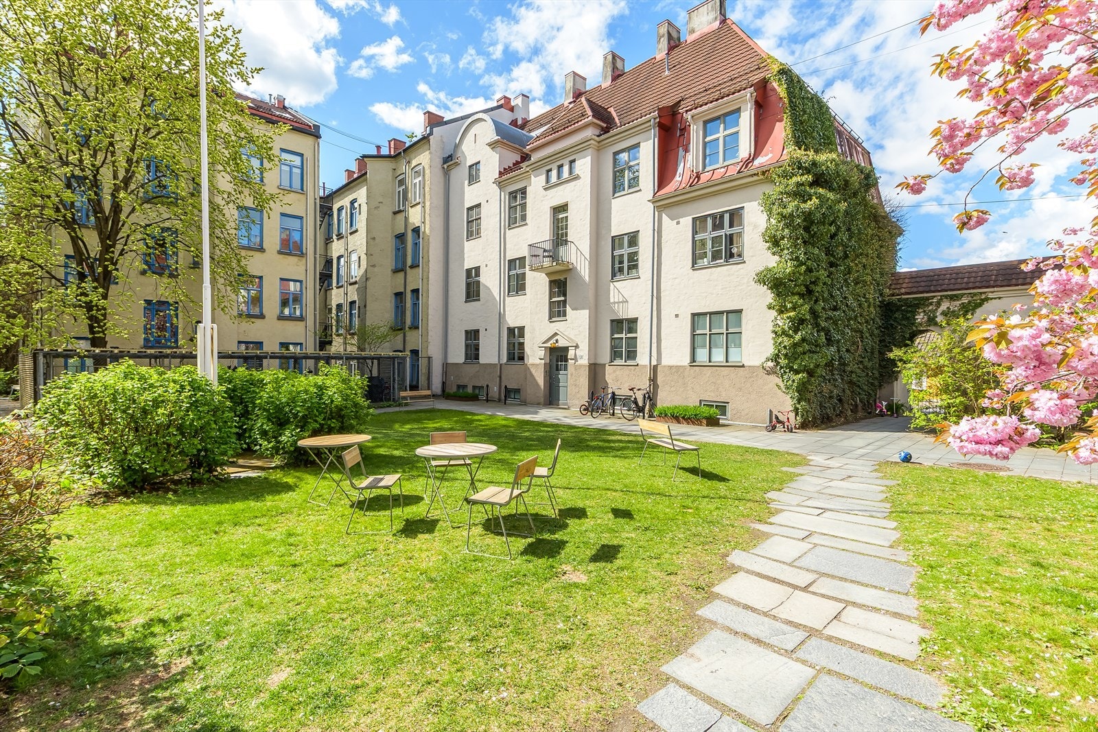 Meget fin og opparbeidet lukket bakgård for beboerne. Galleribilde
