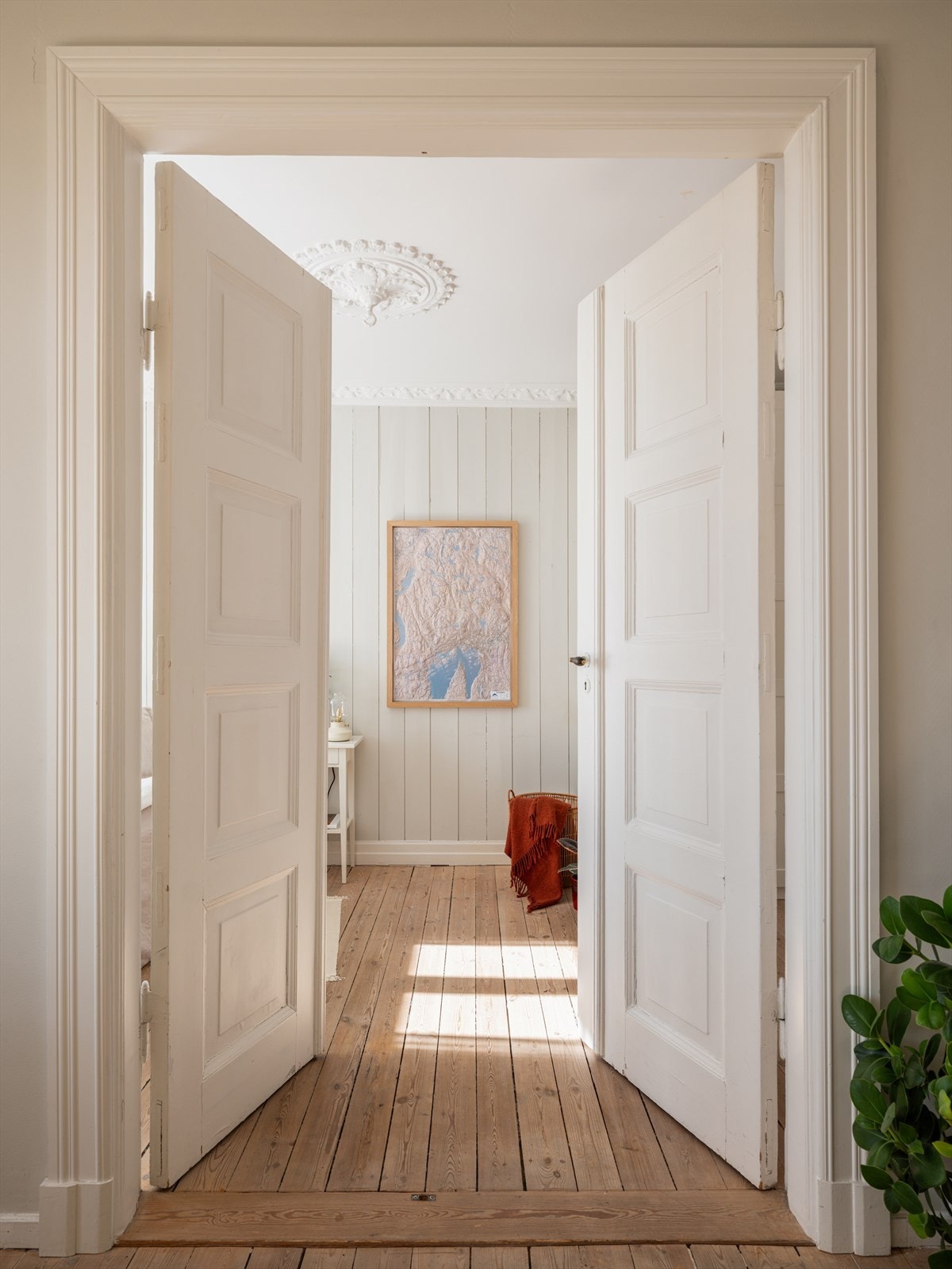 Sjarmerende doble dører leder inn til det romslige hovedsoverommet og tilfører boligen et elegant og klassisk preg. Galleribilde