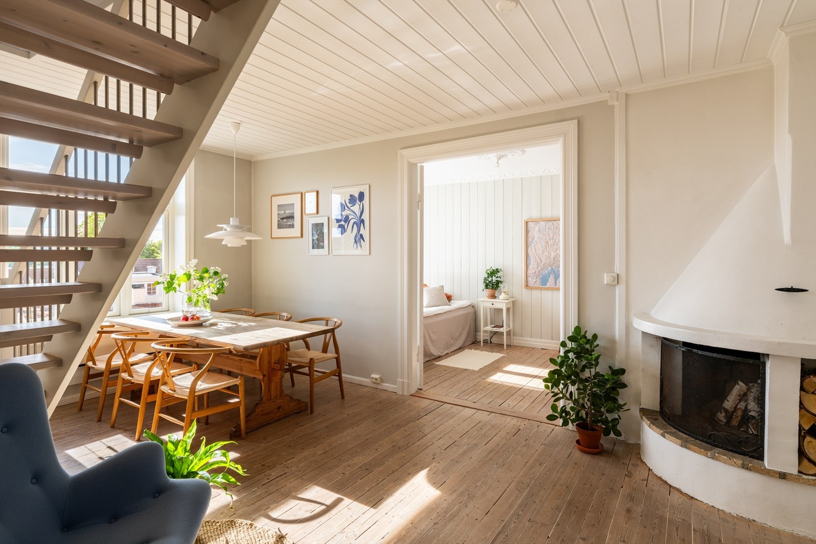 Koselig spisestue, ideell for både hverdagsbruk og hyggelige sammenkomster, med god plass til et stort spisebord. Galleribilde