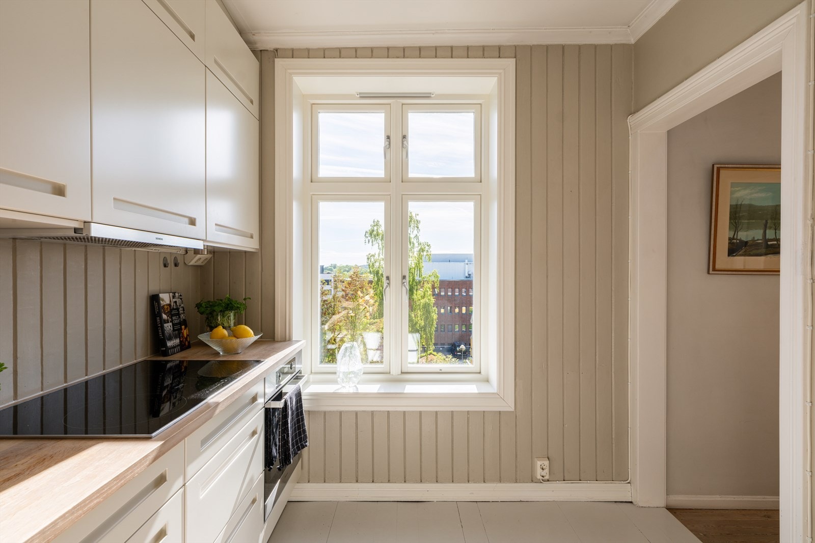 Kjøkkenet er utstyrt med stekeovn, platetopp, oppvaskmaskin og kjøl-/fryseskap. Det er mekanisk avtrekksvifte over stekesonen. Galleribilde