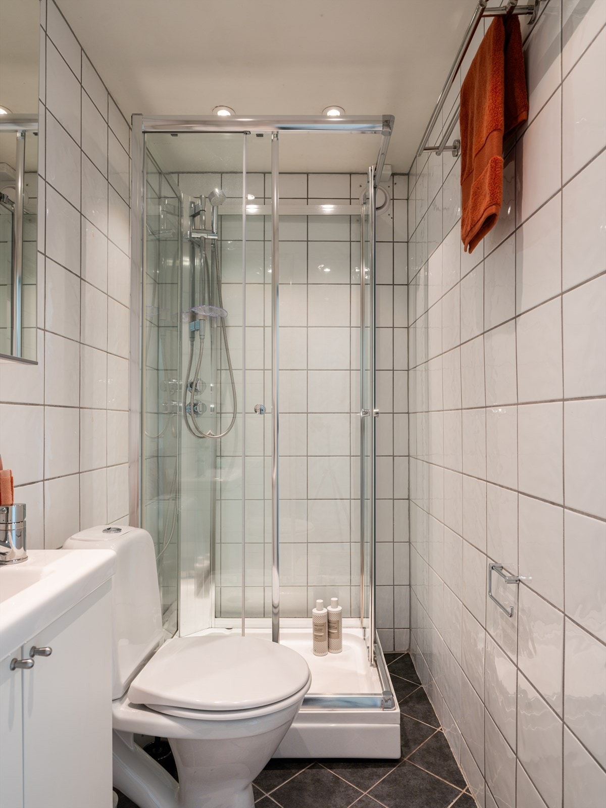 Badet er fra 2006 med stilrene fliser, elektrisk gulvvarme og dusjkabinett. Galleribilde