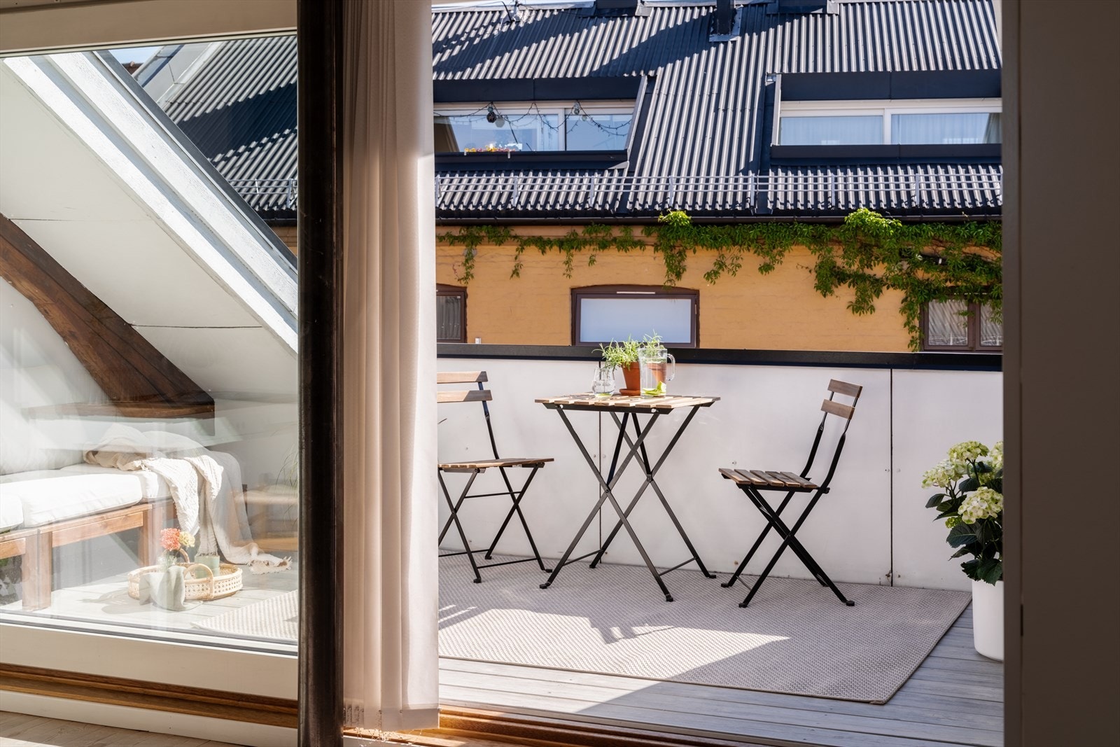 Fra stuen er det direkte utgang til herlig takterrasse. Galleribilde