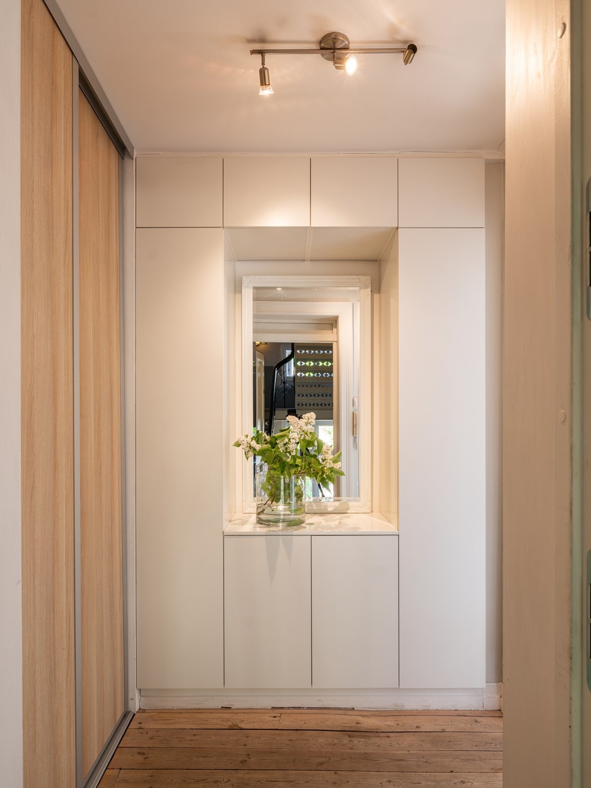 Entréen byr på rikelig med oppbevaringsplass med både skyvedørsgarderobe og innebygde skap. Galleribilde