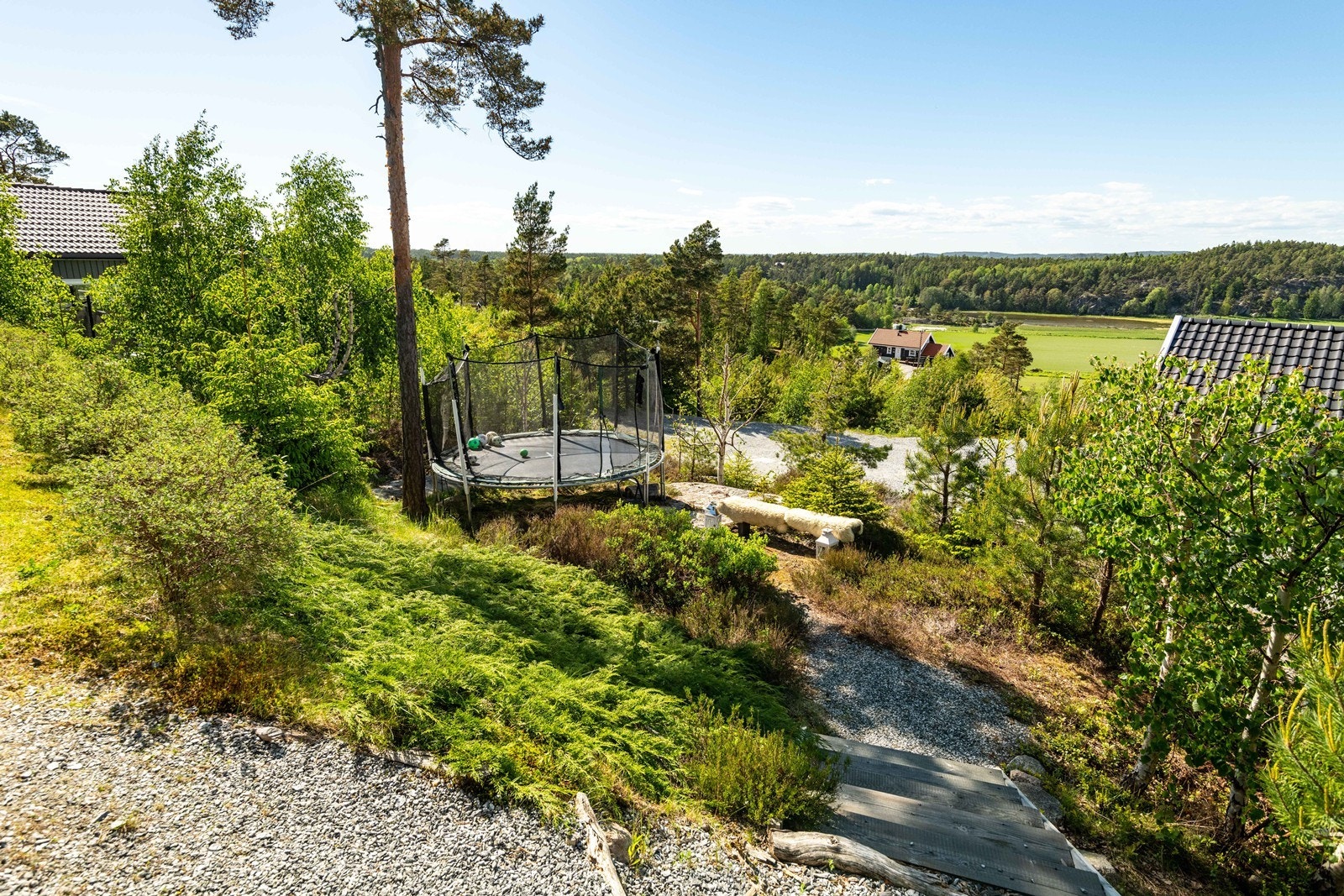 Deler av tomten er naturtomt med fine uteplasser. Galleribilde