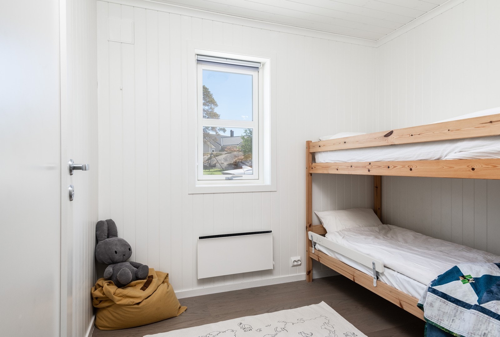 Soverommet som det første i gangen til høyre er i følge byggetegninger søkt som en bod og derfor ikke godkjent som et soverom. Galleribilde