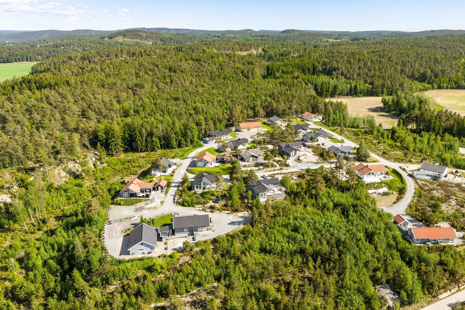 Sommeren på Berg handler om saltvann, svaberg, fisketurer, båtliv og lange dager ute. Området rundt Sponvika er spesielt populært, med sin sjarmerende bebyggelse, småbåthavn og maritime atmosfære. Galleribilde