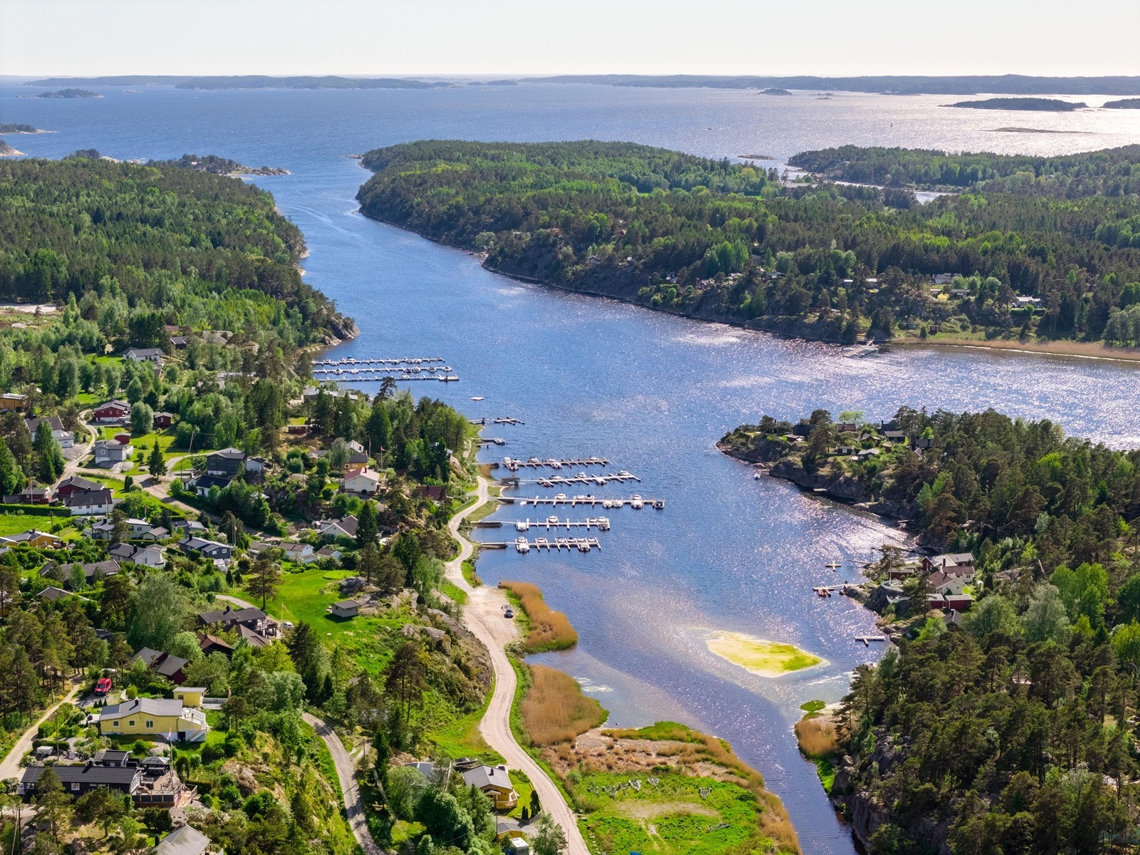Herfra har du enkel tilgang til både Hvalers vakre skjærgård med sine hundrevis av holmer og skjær, samt den svenske vestkysten med populære sommerdestinasjoner som Strömstad og Kosterøyene. Galleribilde