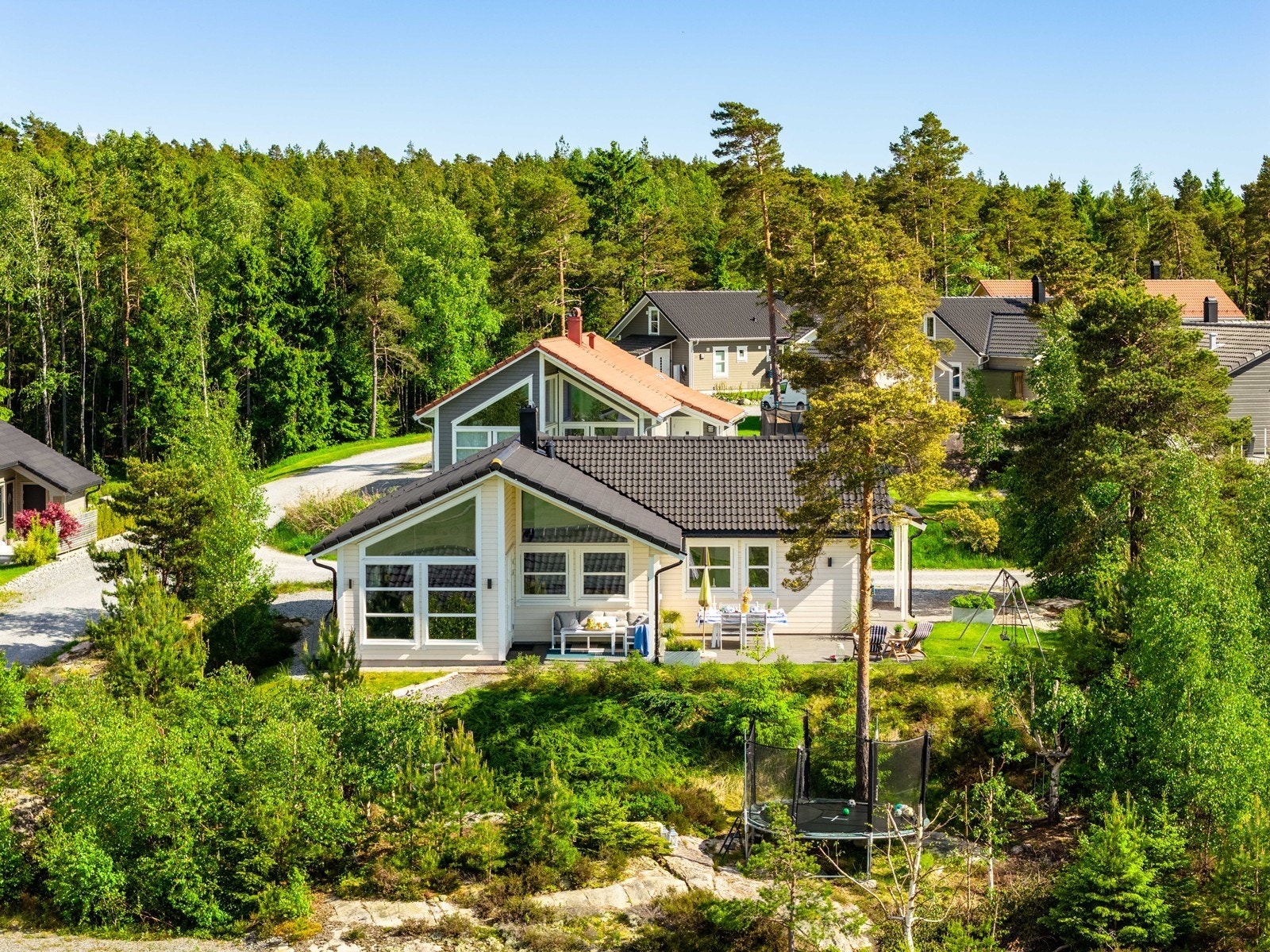 Emanuelveien 18 ligger i naturskjønne omgivelser på Berg, helt sør i Halden kommune. Dette er et område mange forbinder med skjærgårdsliv, sommeridyll og et aktivt friluftsliv, samtidig som du har kort vei til både Sverige, Halden sentrum. Galleribilde