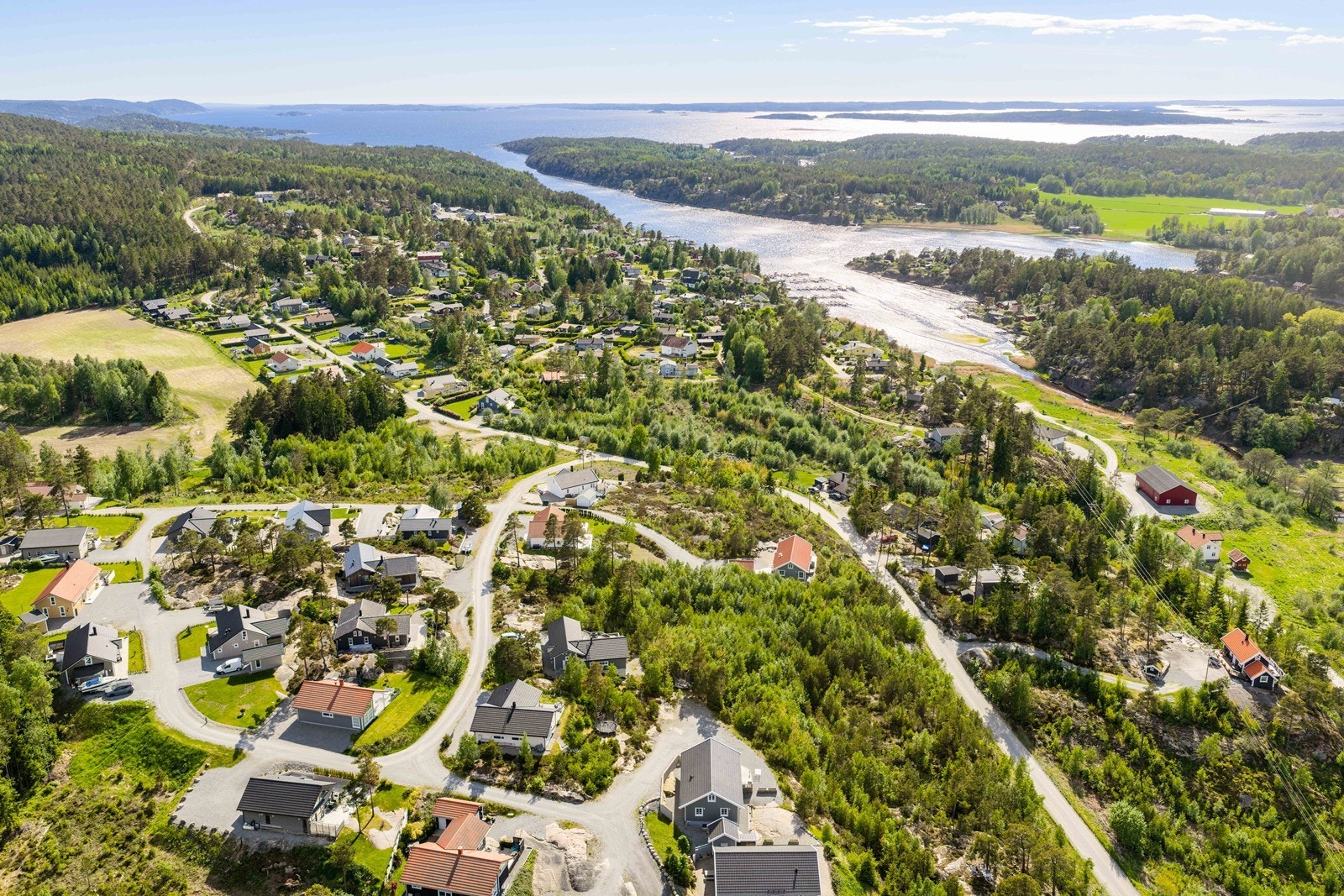 Fra eiendommen er det kort vei til sjøen, båthavner og badeplasser. For båtinteresserte er det tinglyst rett til båtplass i nærområdet, og med egen båt ligger opplevelsene nærmest på rekke og rad. Galleribilde