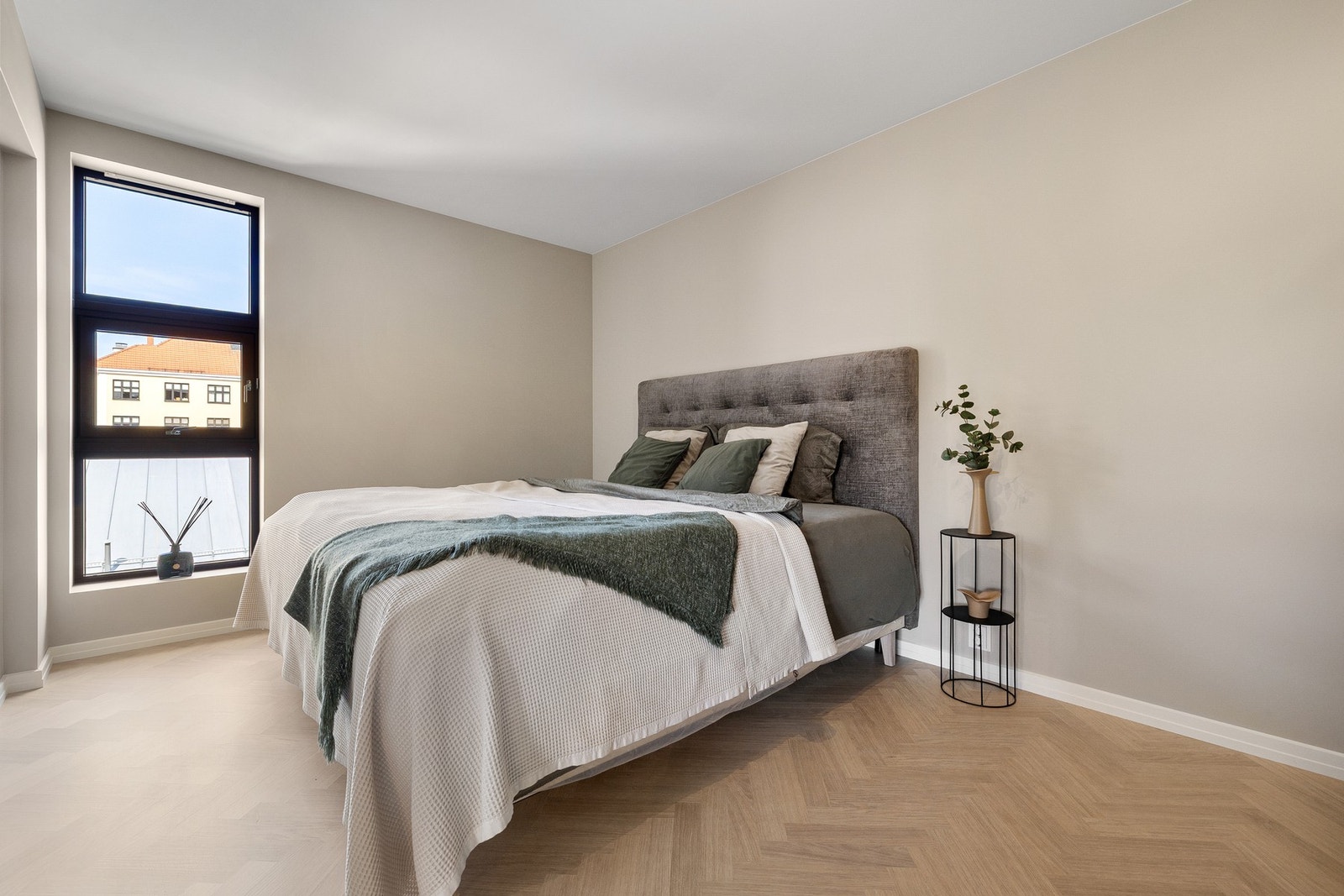 Svært romslig hovedsoverom med god plass til 180x200 seng eller 200x200 seng om ønskelig. Galleribilde