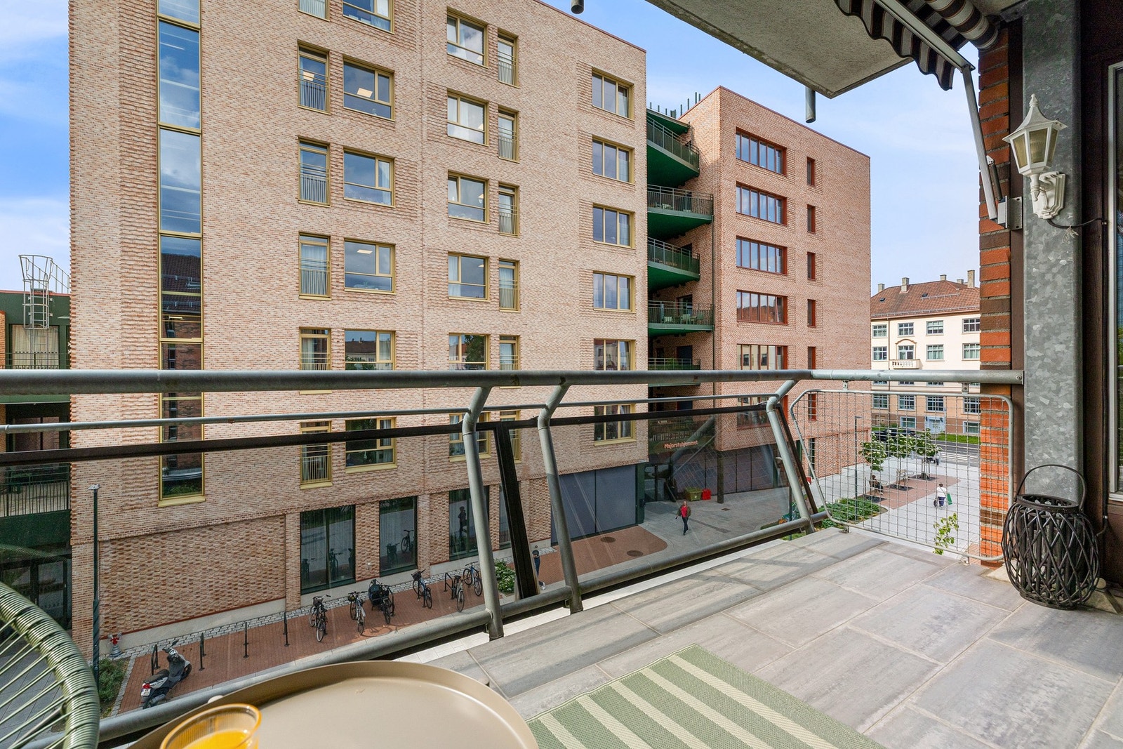 Romslig balkong på ca. 8 m2 med deilig kveldssol. Galleribilde