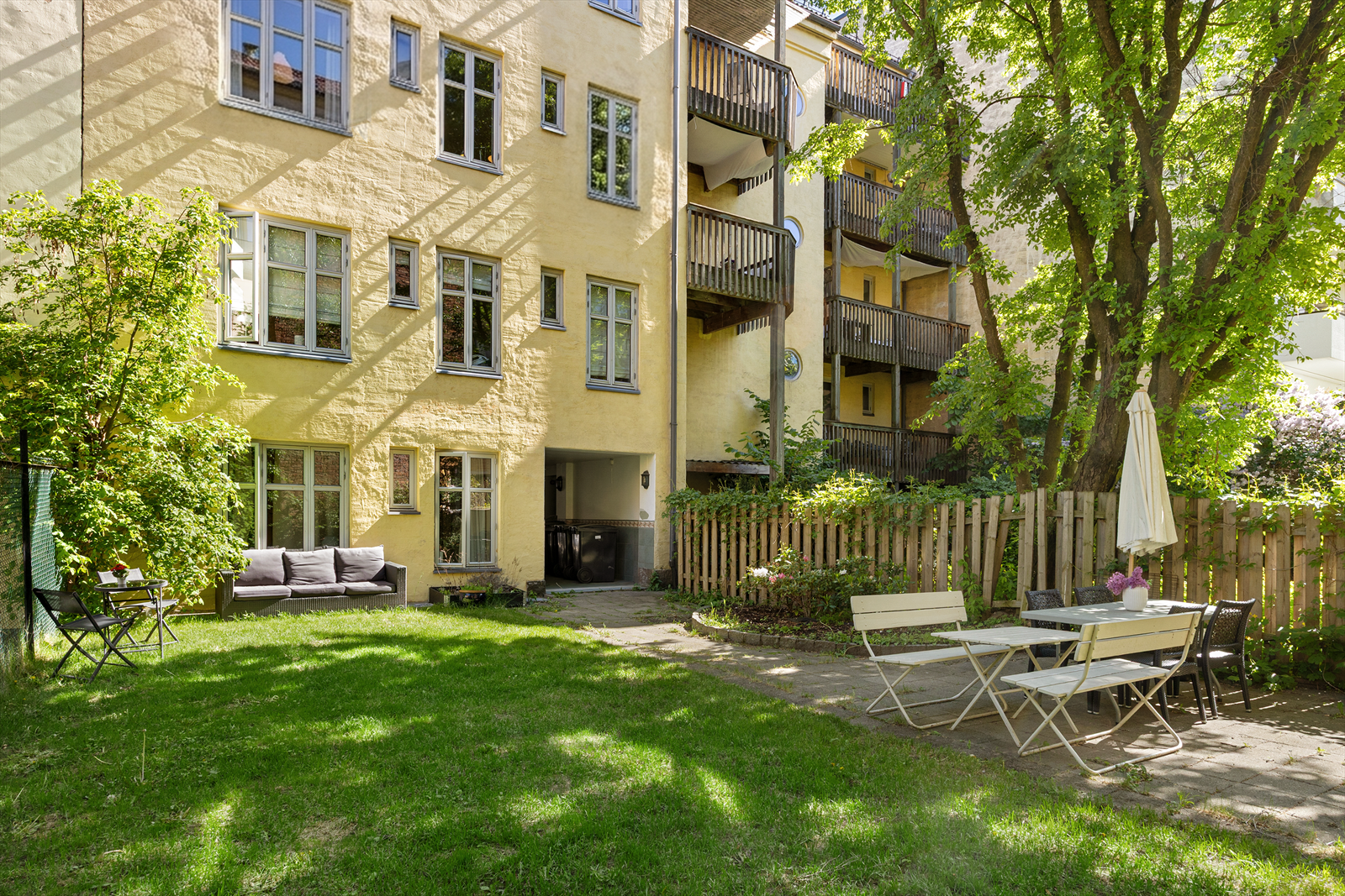 Sameiet har pent opparbeidet bakgård med flere sittegrupper til glede for beboerne. Galleribilde