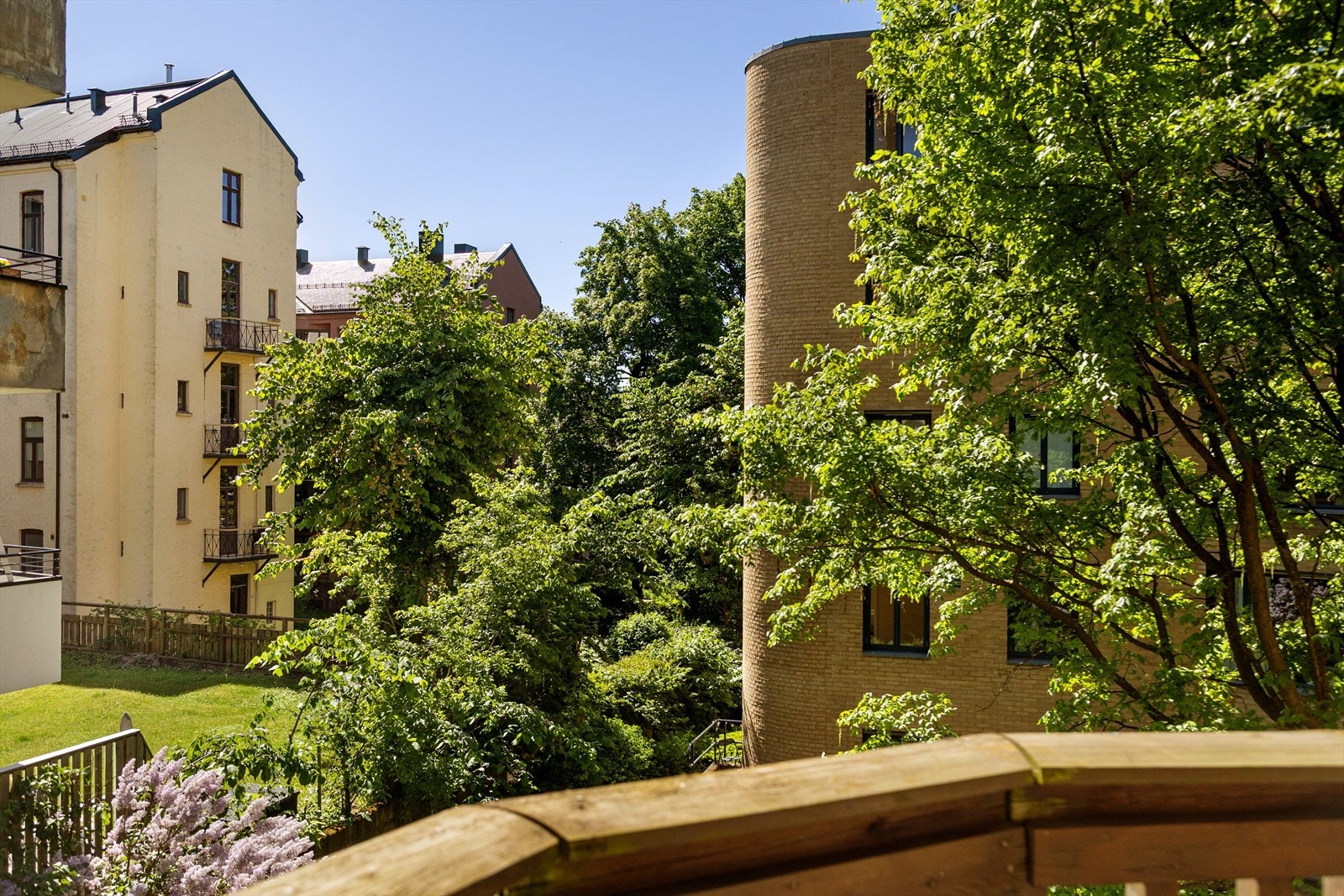 Balkongen og leiligheten vender mot grønn og skjermet bakgård. Her bor du med gangavstand til "alt" byen har å tilby, samtidig tilbaketrukket. Galleribilde