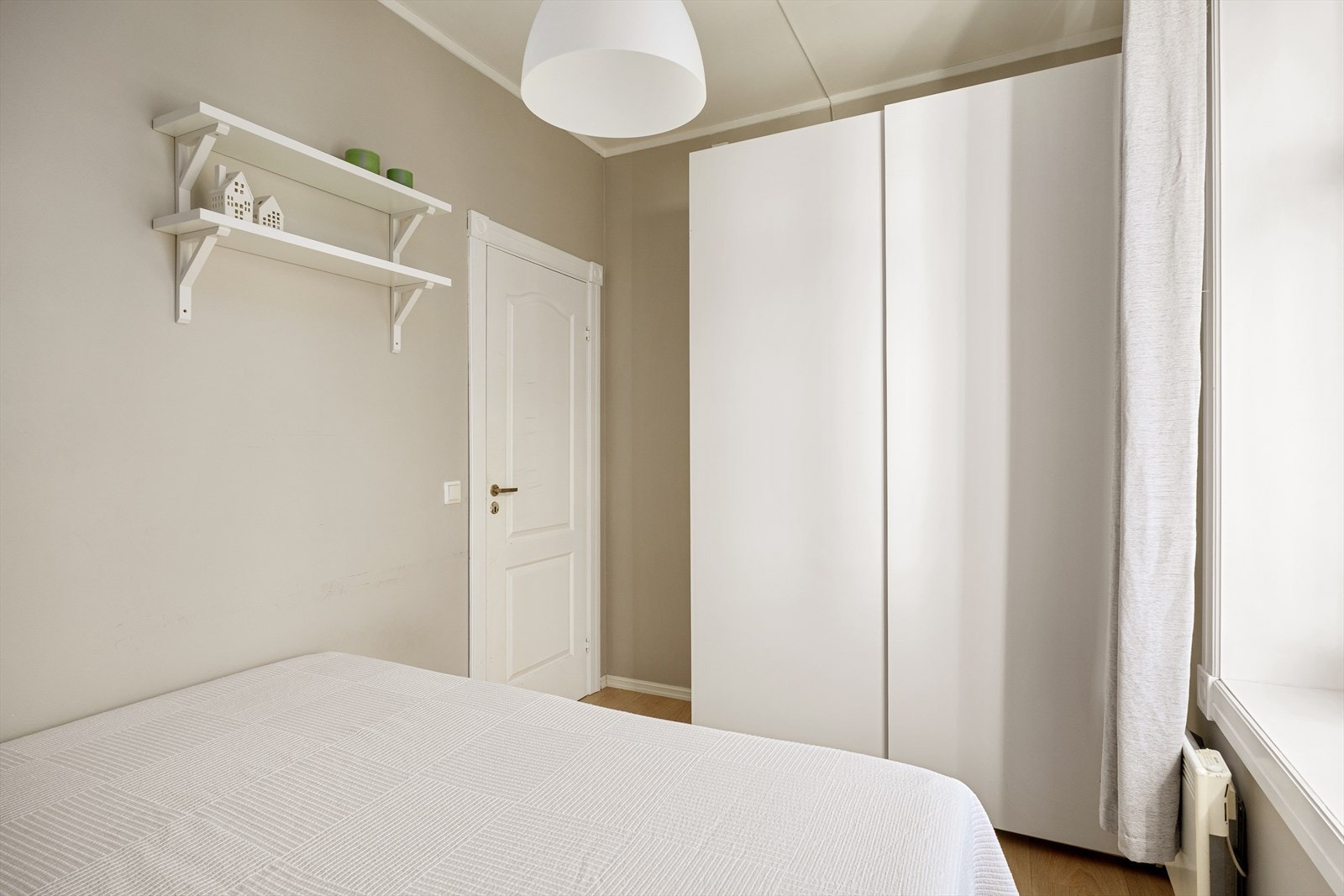 Stor skyvedørsgarderobe på soverommet medfølger. Galleribilde