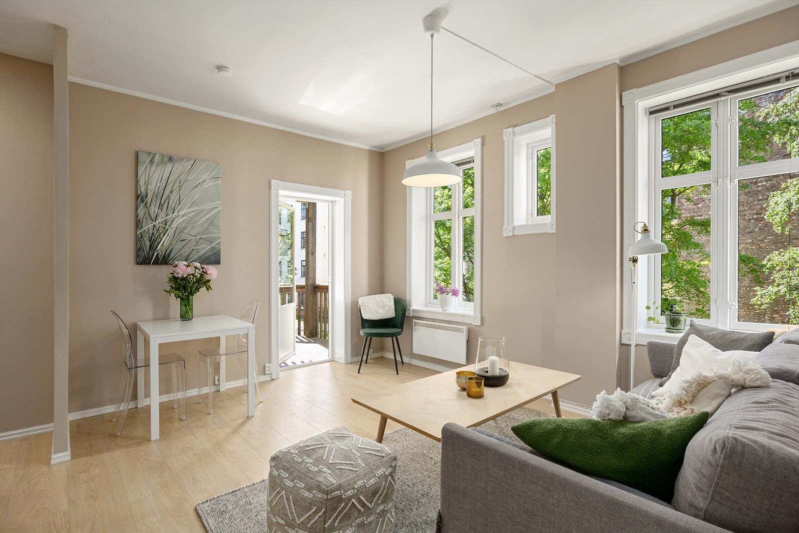 Romslig stue med plass til både sofa- og spisegruppe. Galleribilde