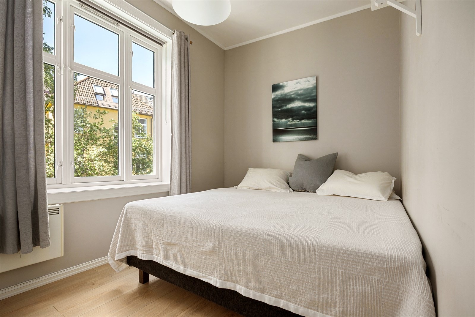 Soverom med plass til dobbeltseng og garderobe. Galleribilde