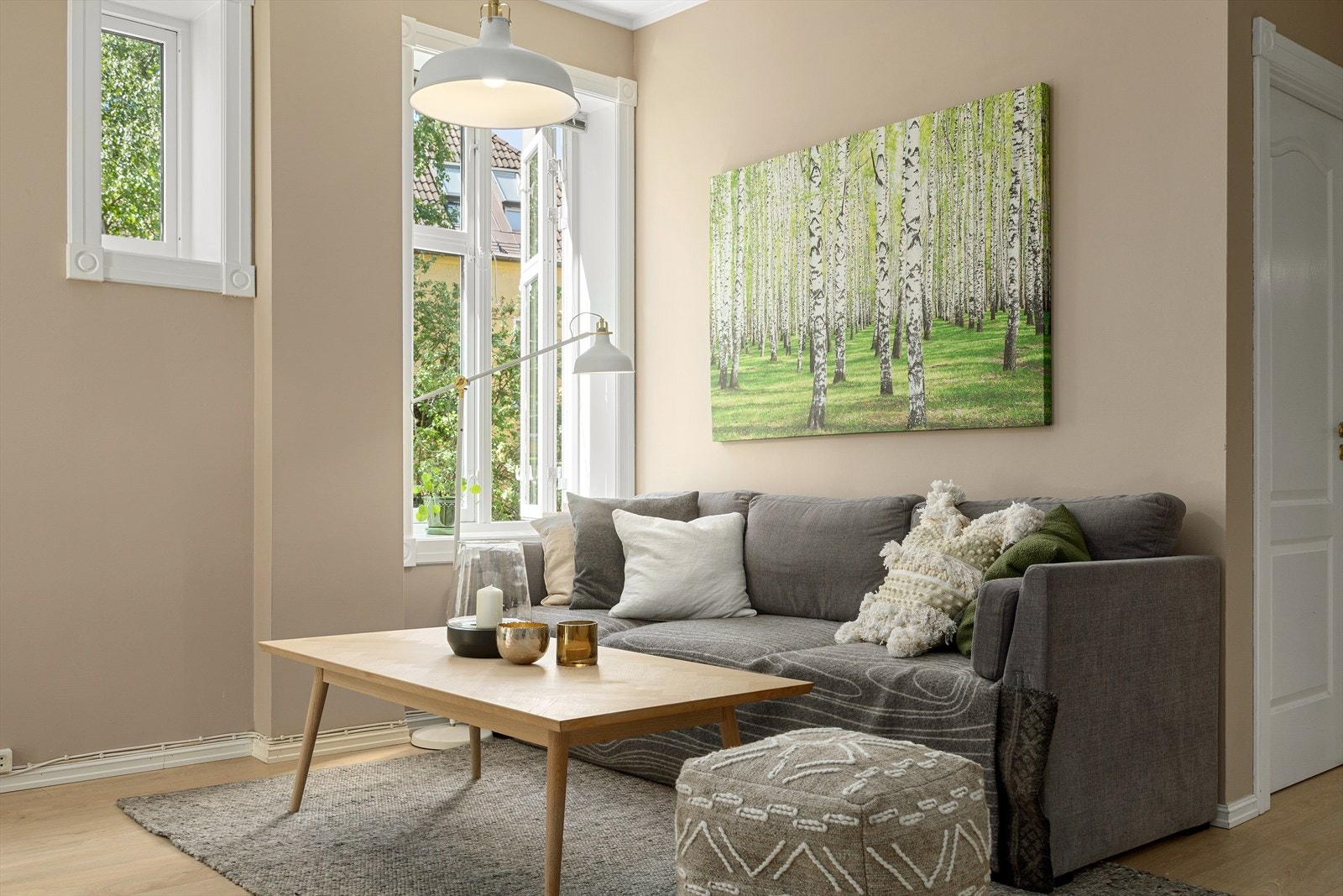 God takhøyde (2,75 m målt i stue). Galleribilde