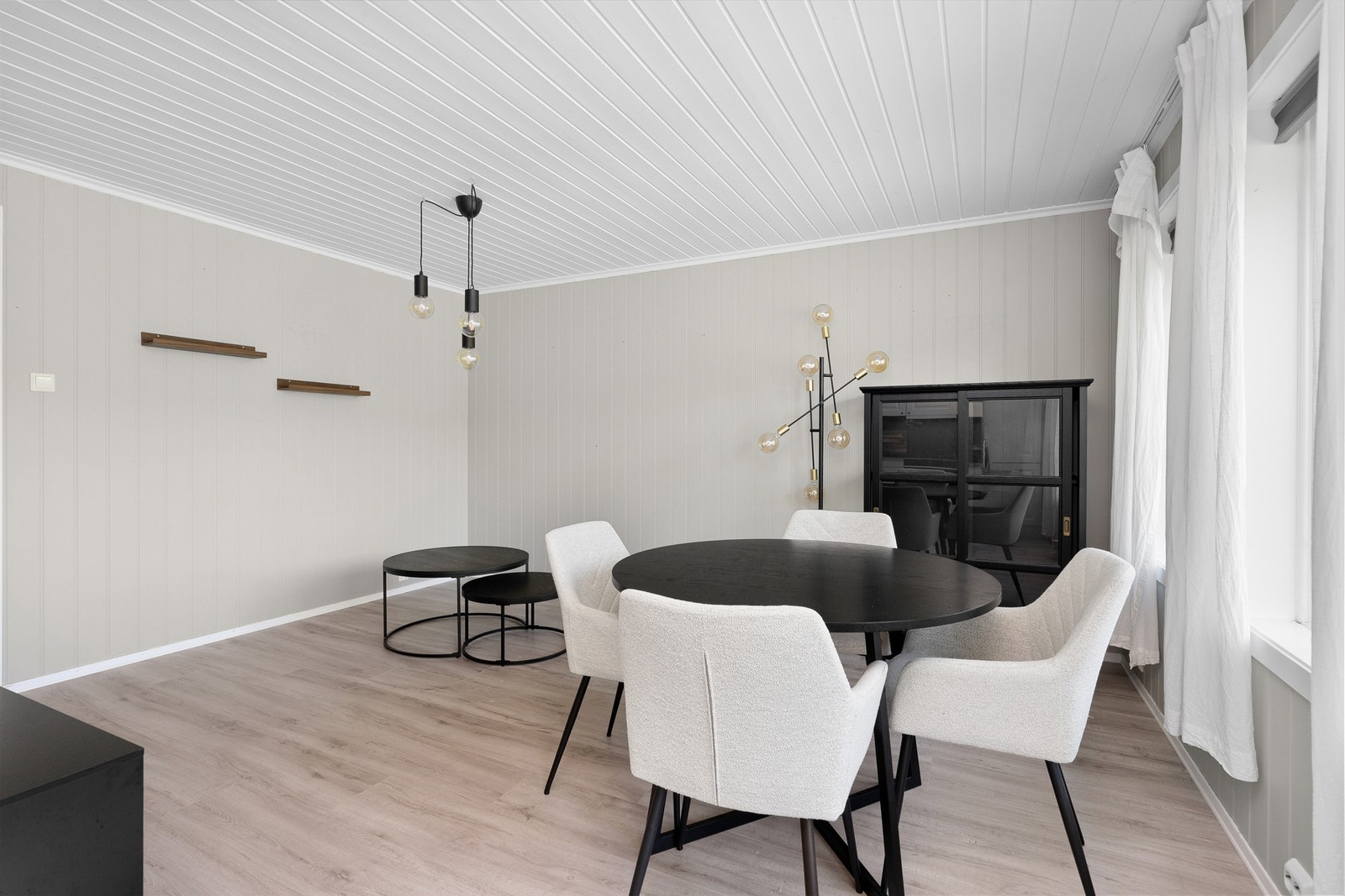 - Overflatene er malt i moderne fargevalg - Galleribilde