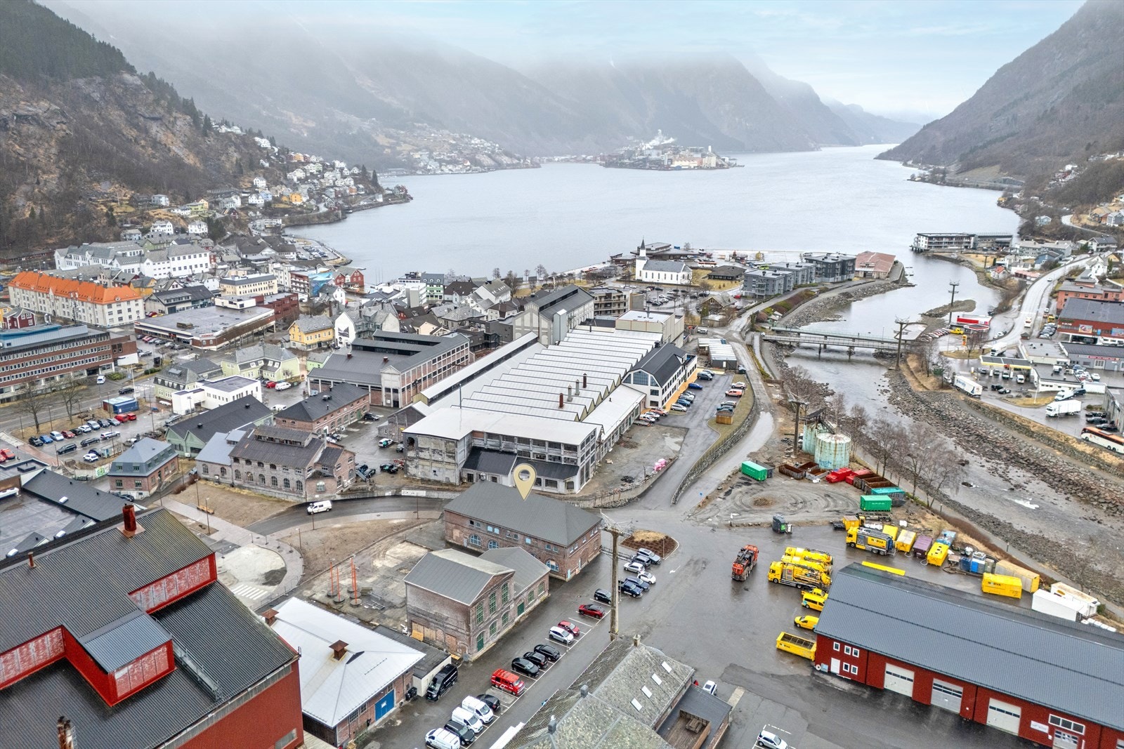 Beliggende midt i transformasjonsområde tidligere Odda Smelteverk. Rett ved nytt kollektivknutepunkt. Galleribilde