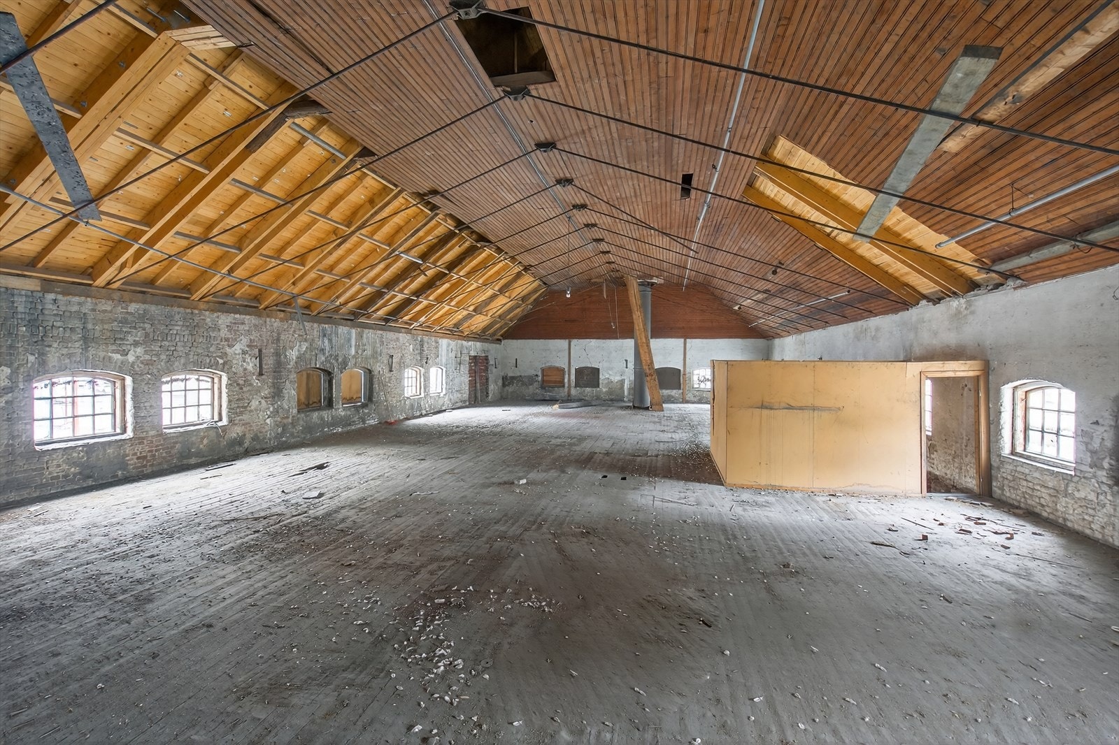 2. etasje med stort åpent lokale og god takhøyde, klar for innredning. Galleribilde