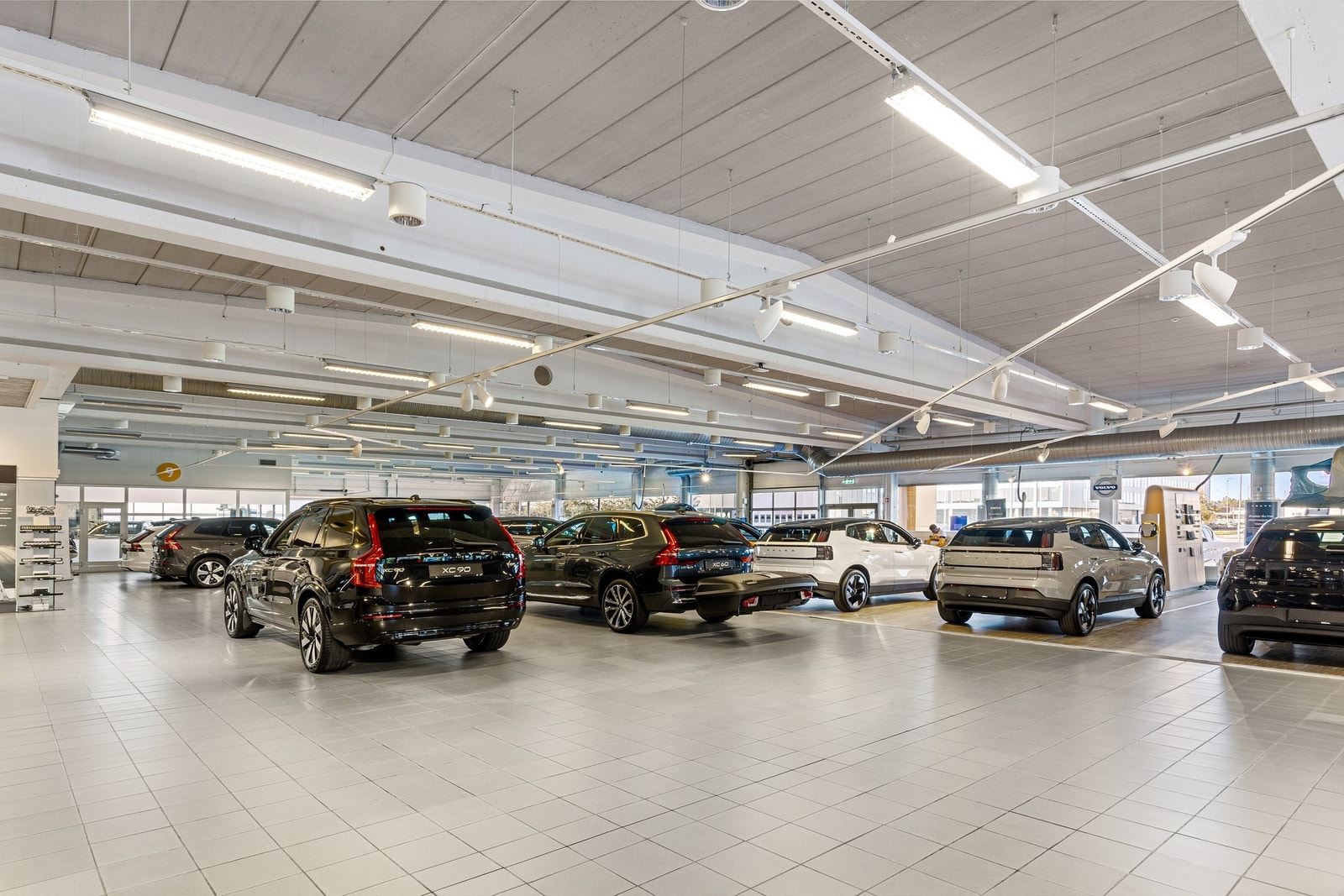 Lys salgshall med store vinduer mot publikum - 3 stk kjøreporter - El-billadere Galleribilde
