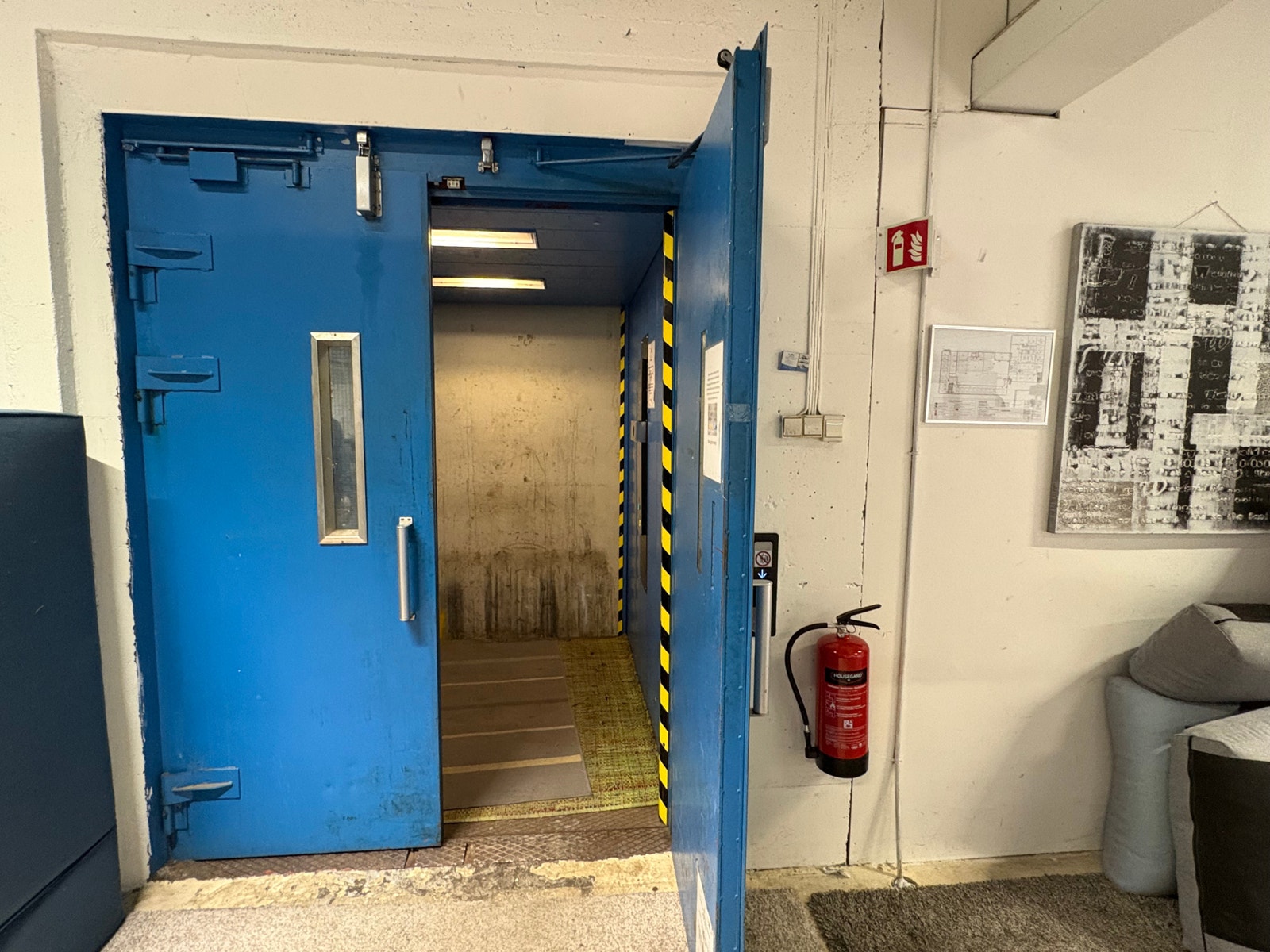 Vareheis fra bakkeplan og inn på lageret. Galleribilde