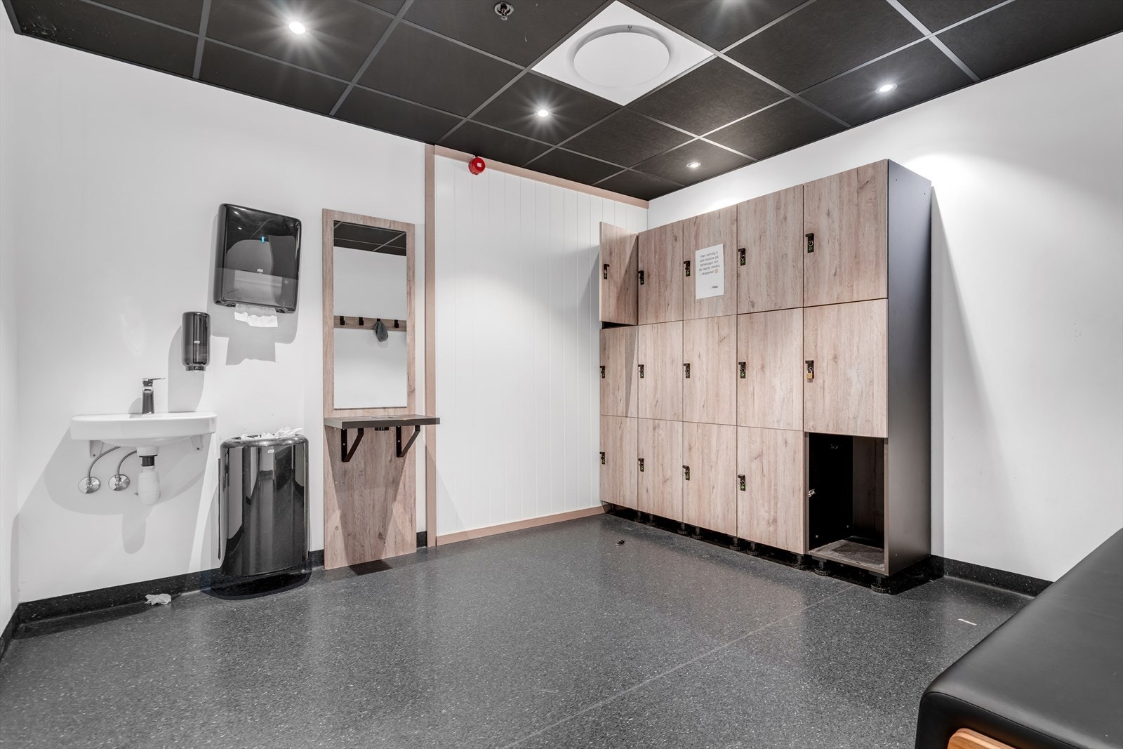 Garderober hos Feel24 Galleribilde
