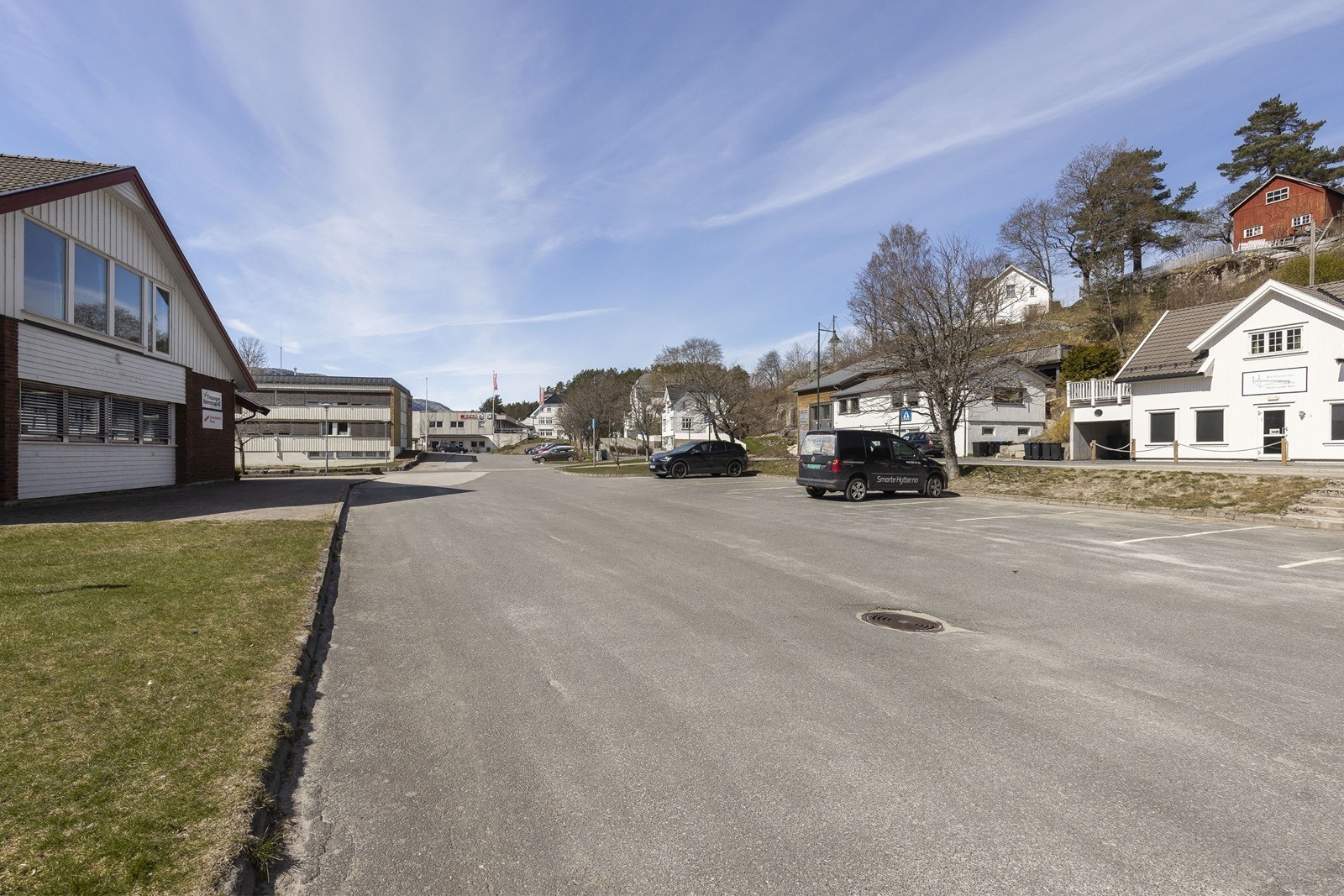 Flere parkeringsplasser på egen tomt. Galleribilde