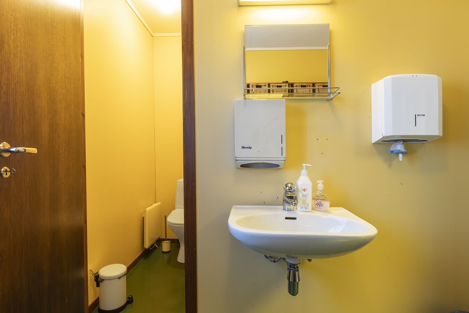 Toalett i garderobe Galleribilde