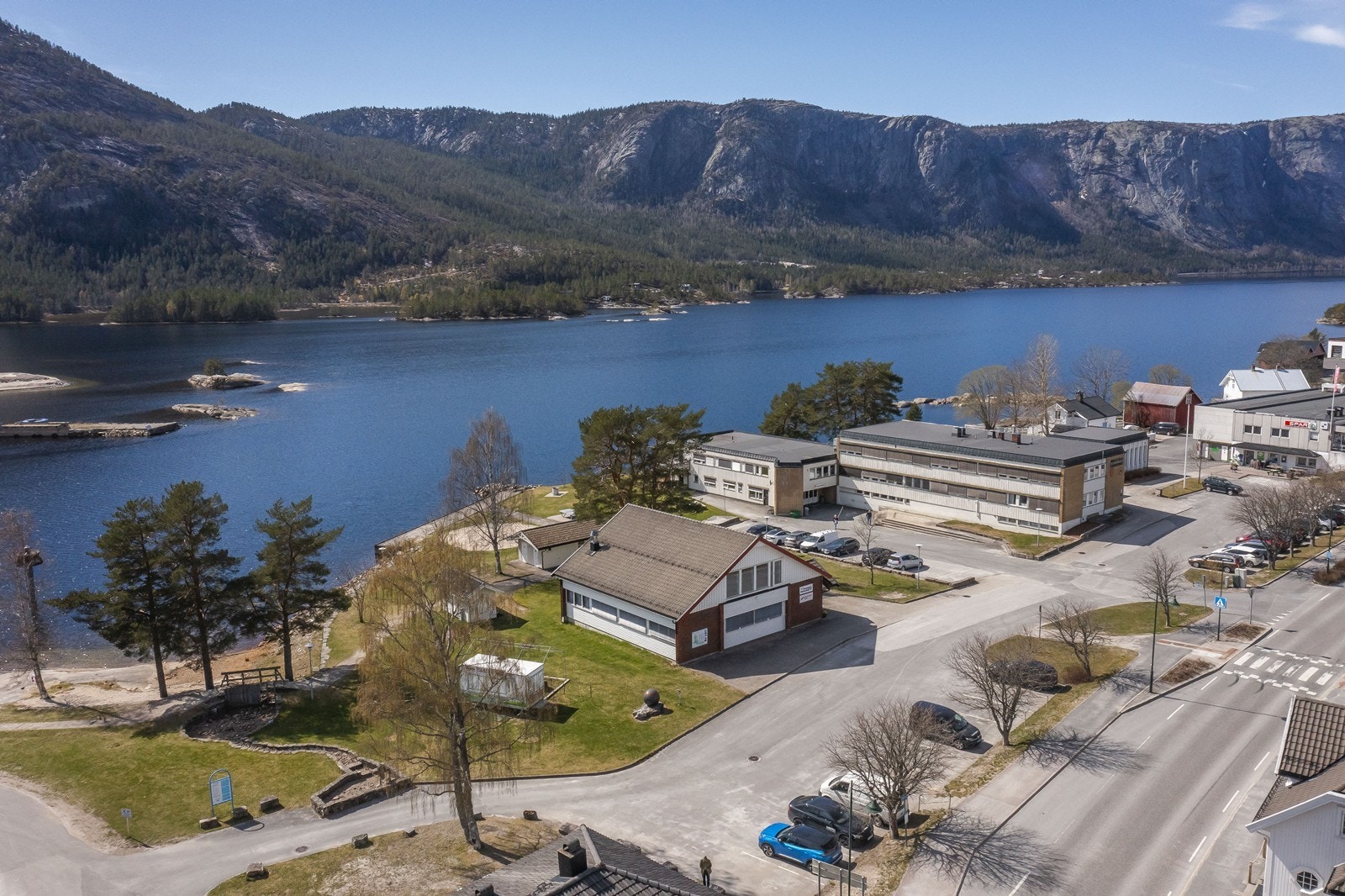 Bygget ligger idyllisk beliggenhet i Treungen sentrum Galleribilde