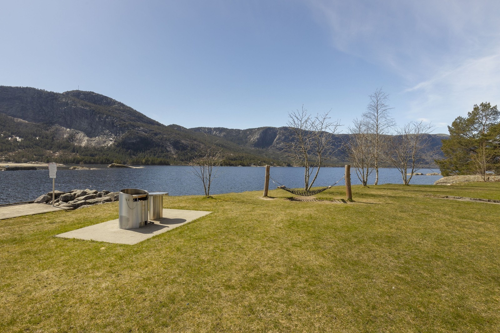 Friluftsområde langs vannet Galleribilde