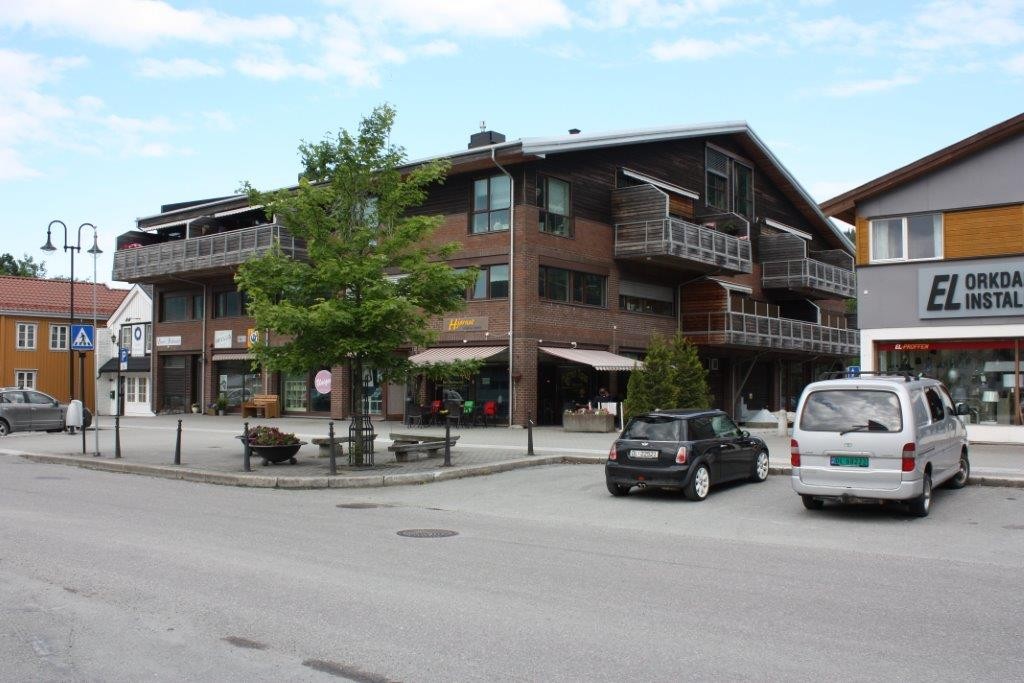 Uteplass både foran bygget og på siden Galleribilde
