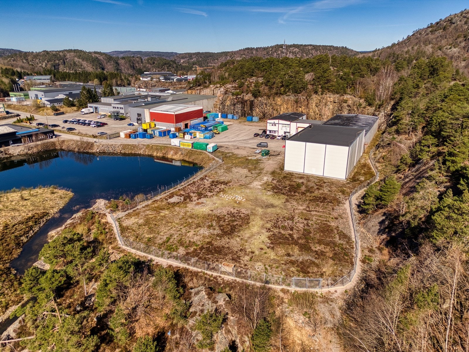 Tomten er planert og delvis opparbeidet og innegjerdet. Galleribilde