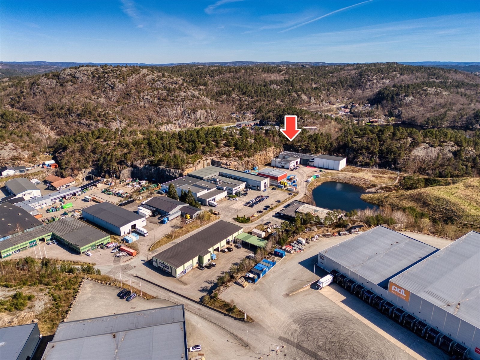 Mjåvann Industriområde, bygget ligger innerst i blindvei Galleribilde
