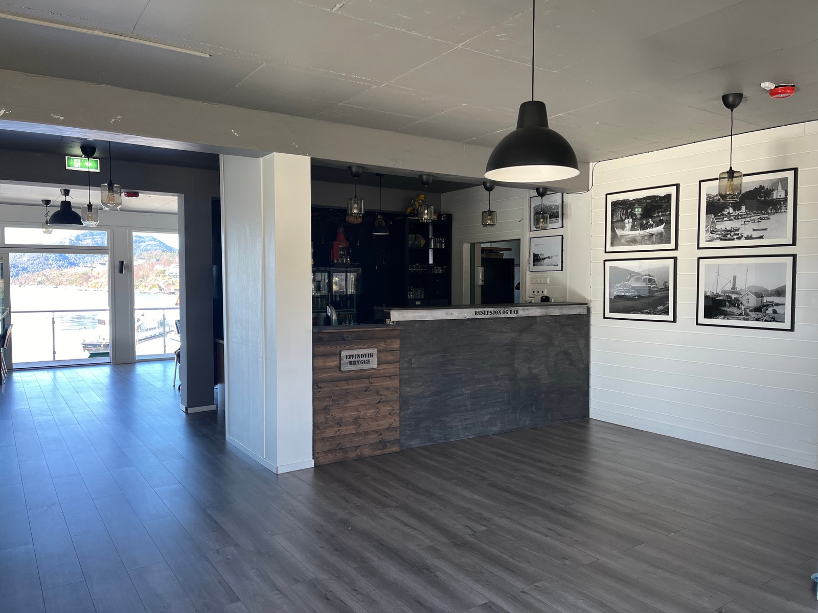Velkommen inn til resepsjonsområdet/ bar Galleribilde