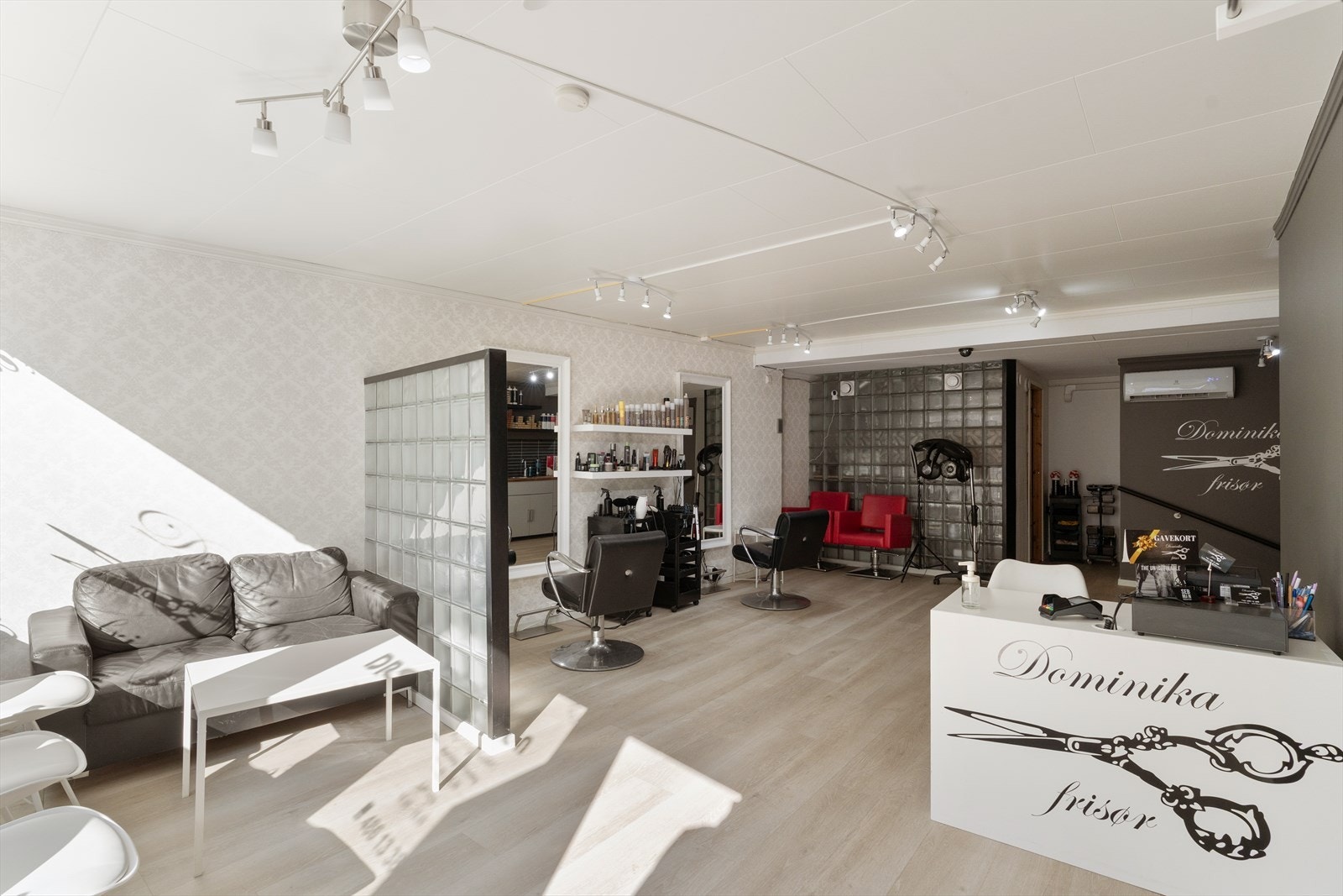 En del av boligen er i dag benyttet som frisørsalong. Galleribilde