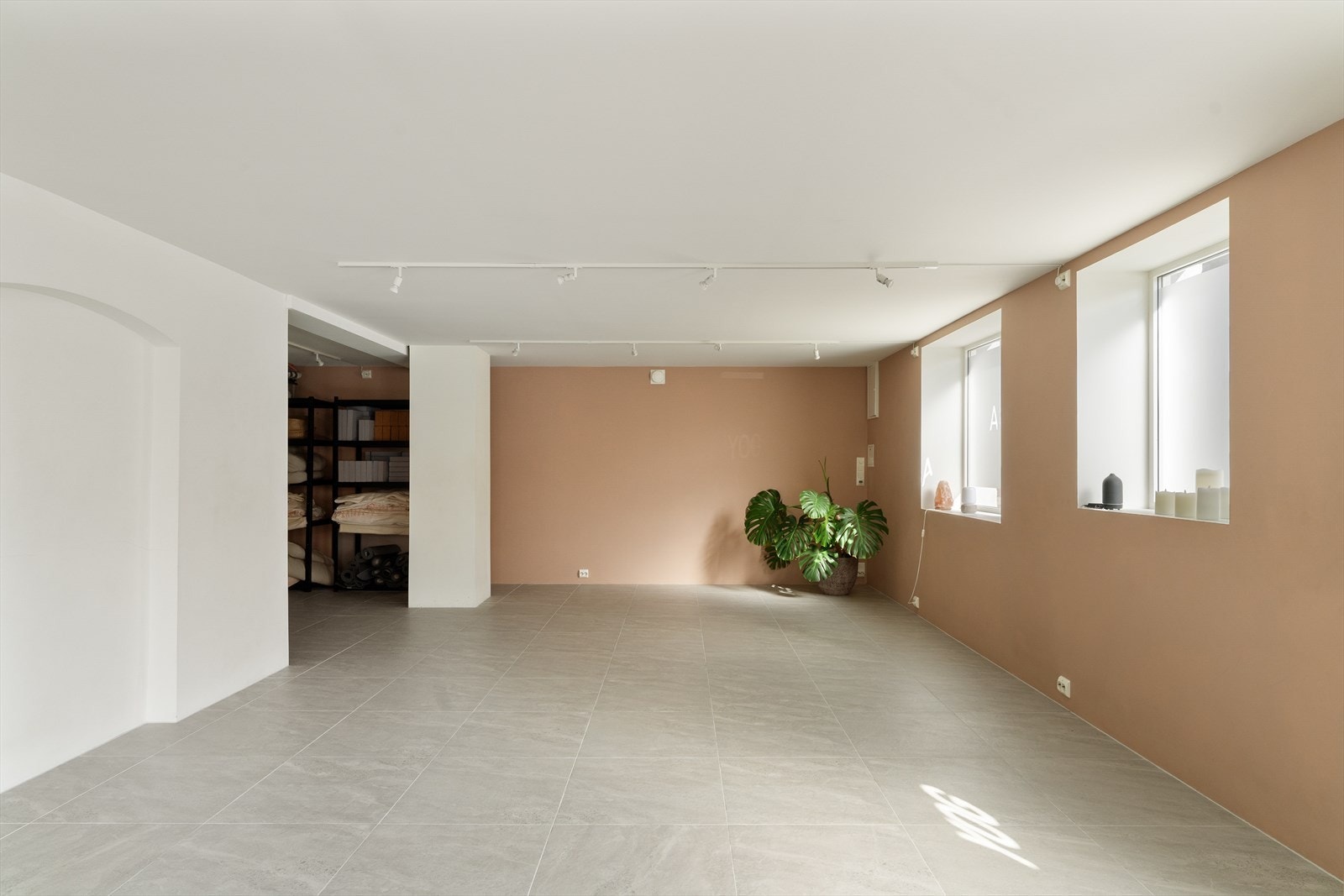 Store vindusflater slipper inn rikelig med lys i den delen som i dag brukes som yogastudio. Galleribilde