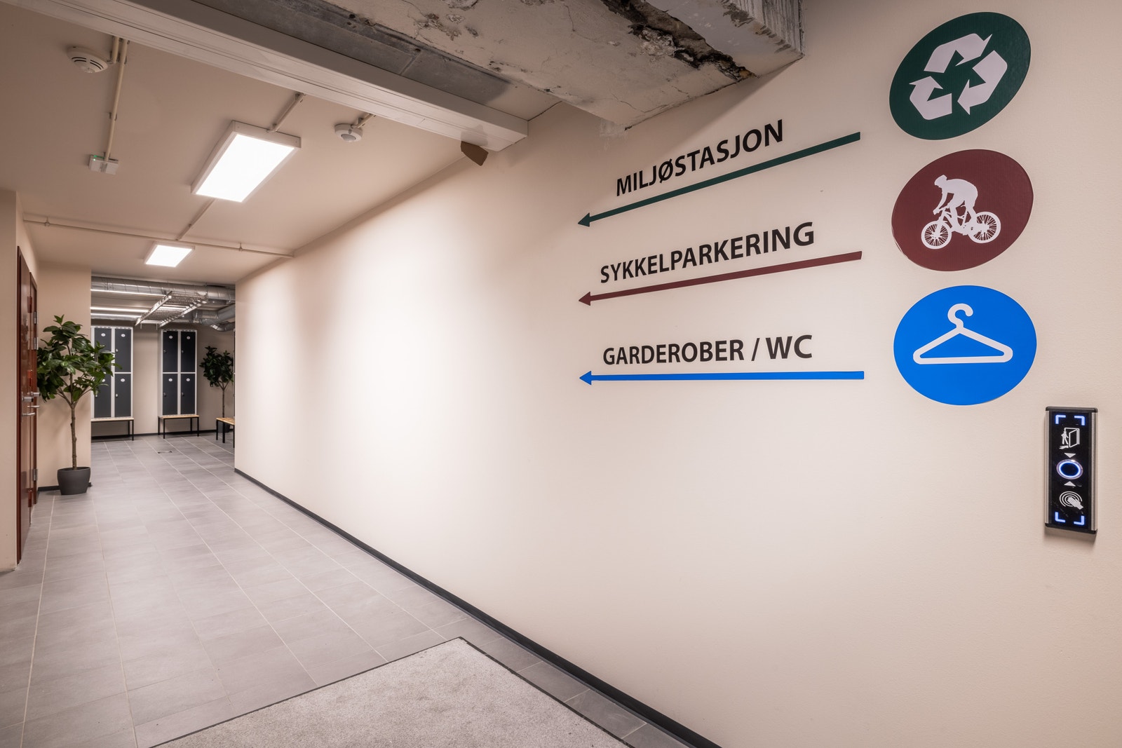Miljøstasjon, sykkelparkering og garderober/dusj i underetasje Galleribilde