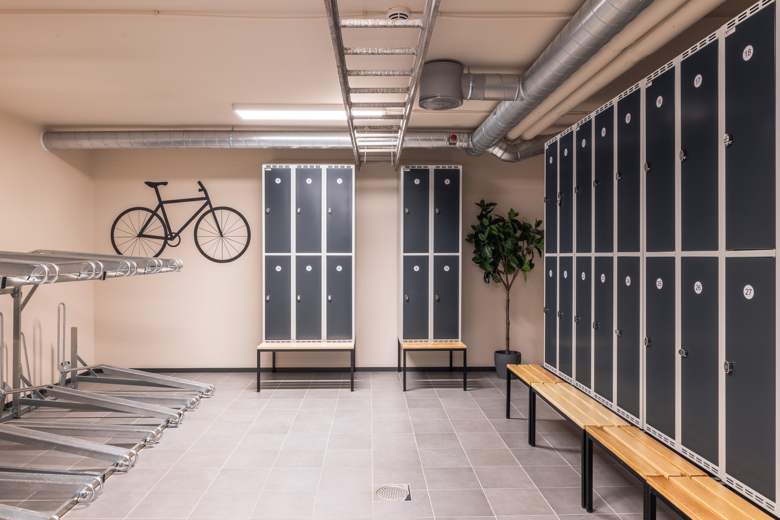 Sykkelparkering og garderobeskap Galleribilde
