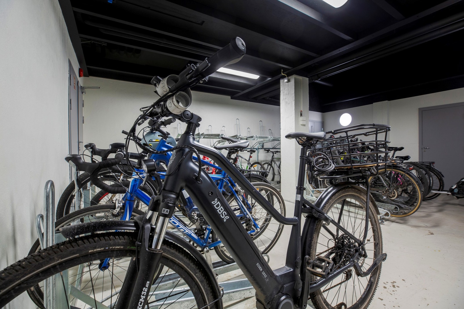 Sykkelparkering i nabobygget. Galleribilde