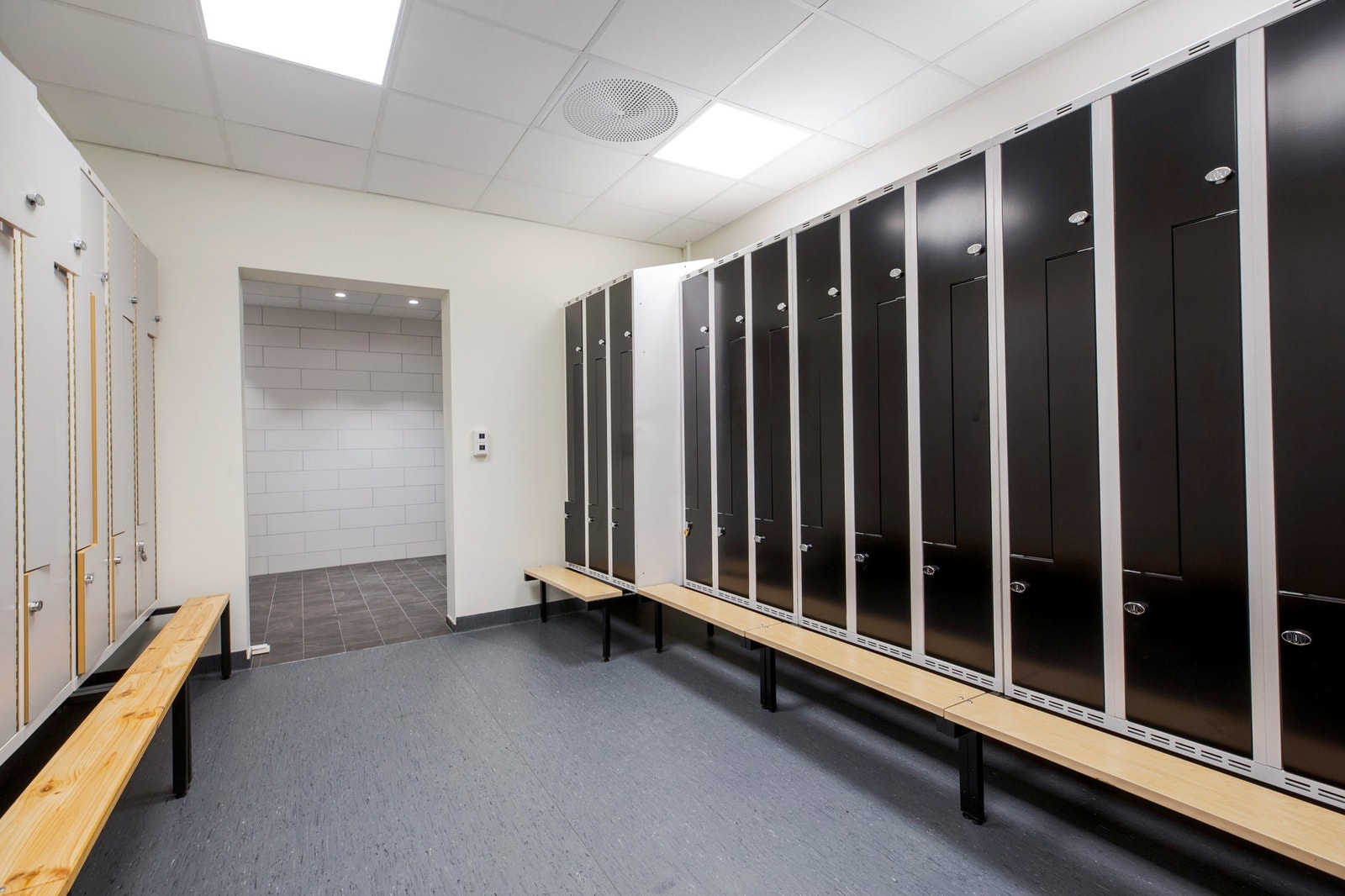 Dusj/garderobe i nabobygget. Galleribilde