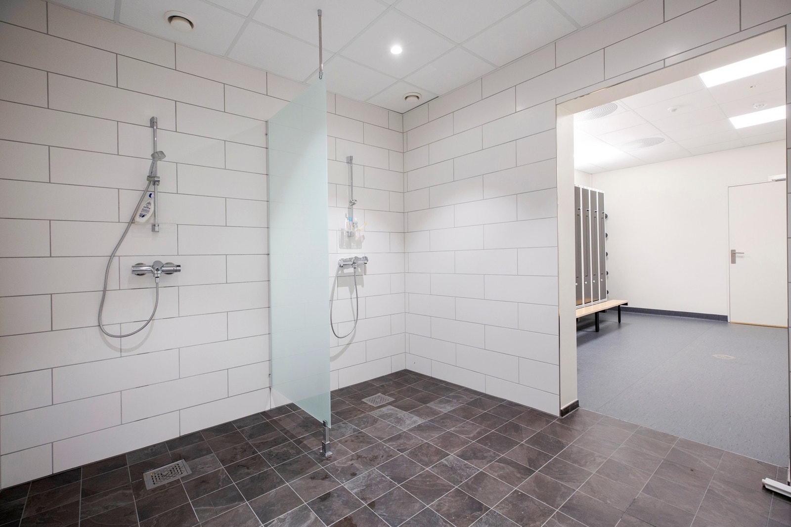 Dusj/garderobe i nabobygget. Galleribilde
