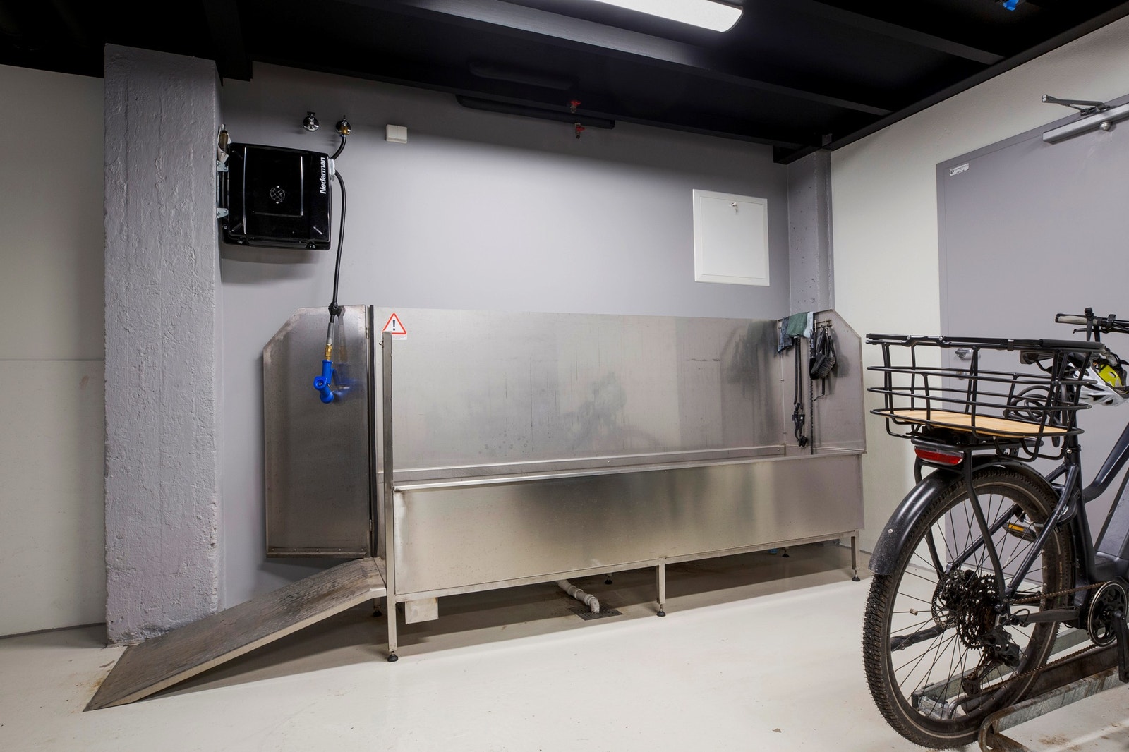 Sykkelparkering i nabobygget. Galleribilde