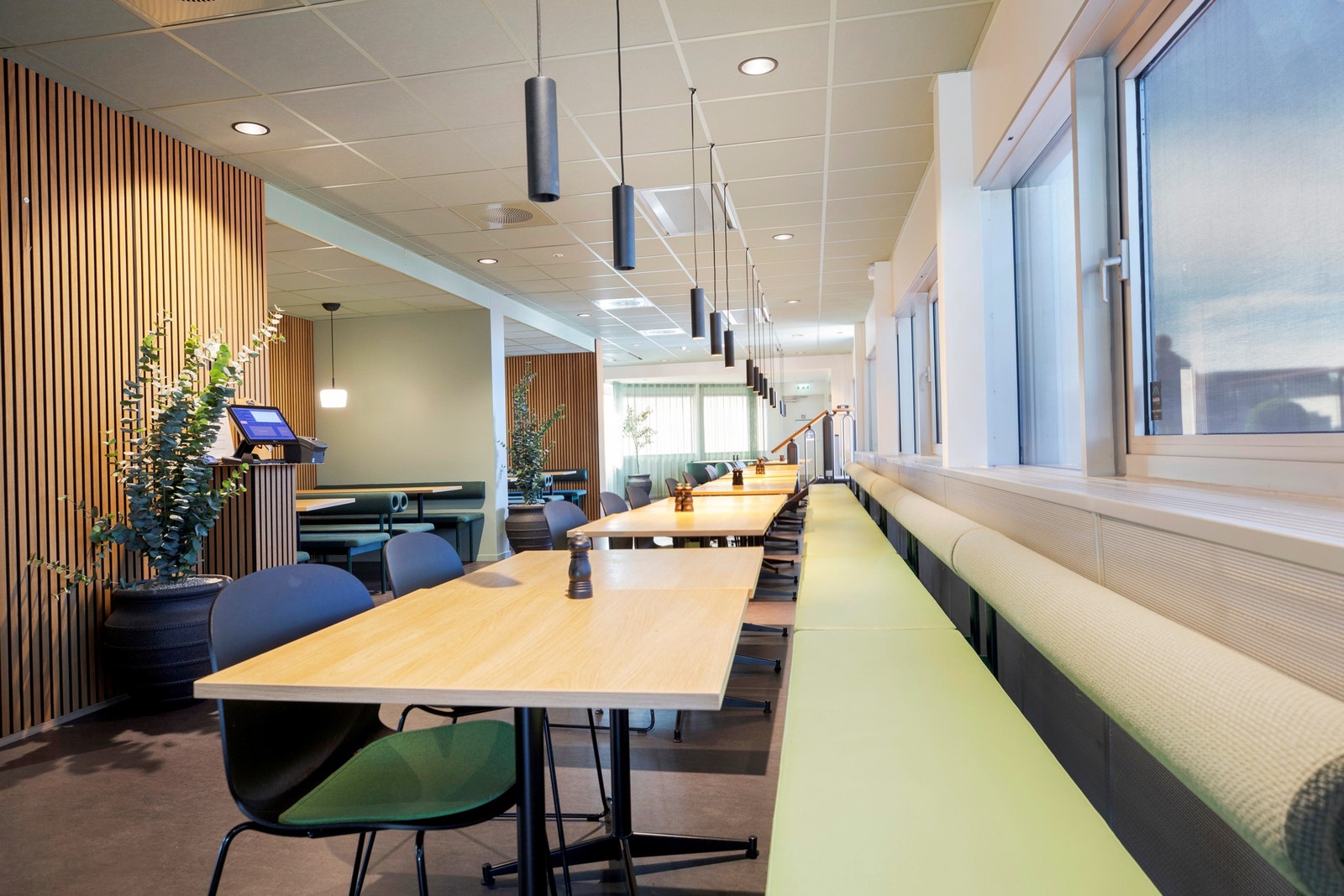 Nylig oppgradert personalrestaurant. Galleribilde